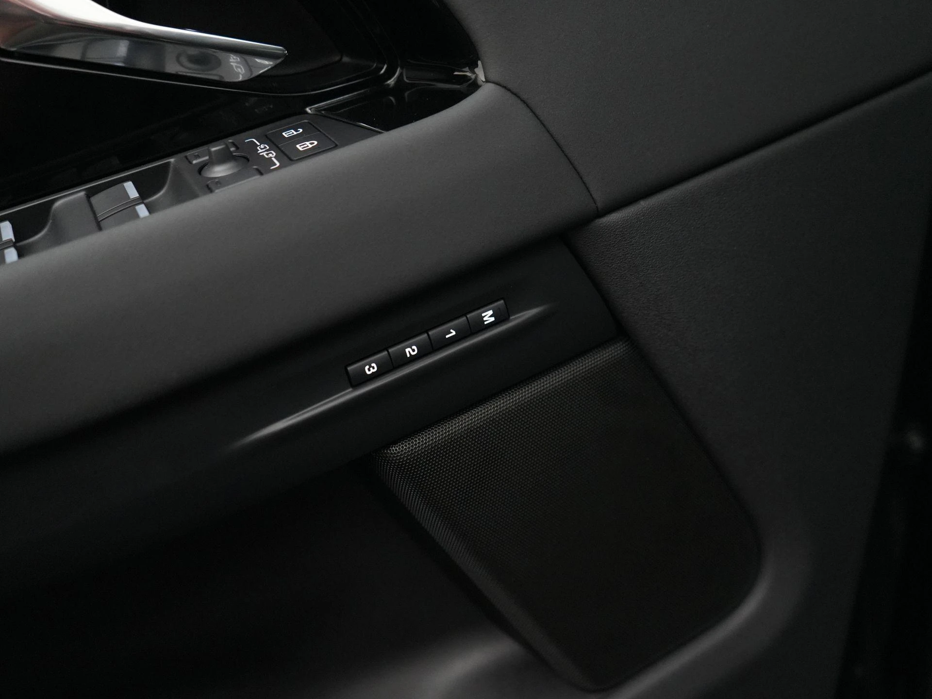 Land Rover-Range Rover Evoque-image-32