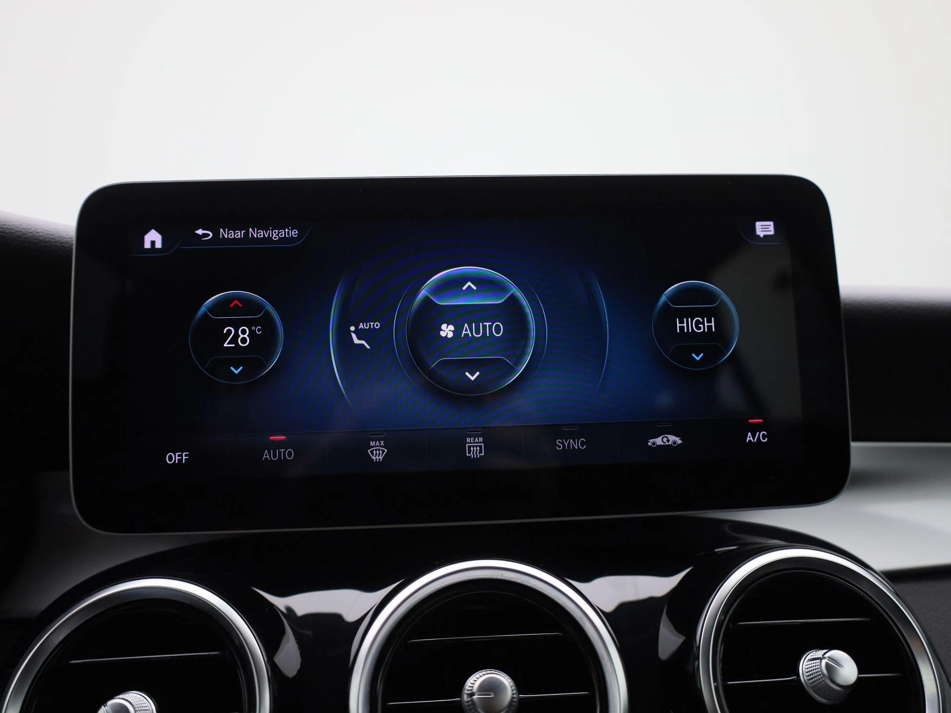 Mercedes-Benz-GLC-image-18