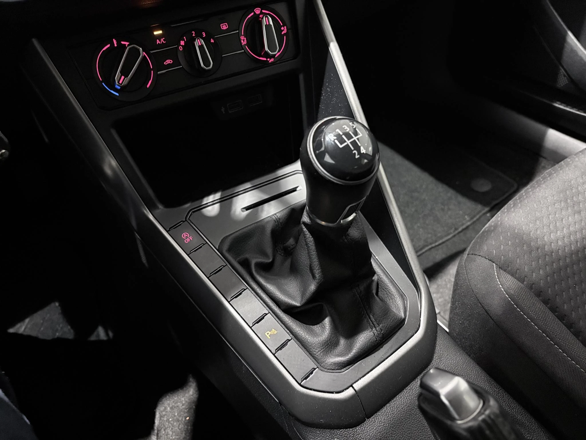 Volkswagen-Polo-image-26