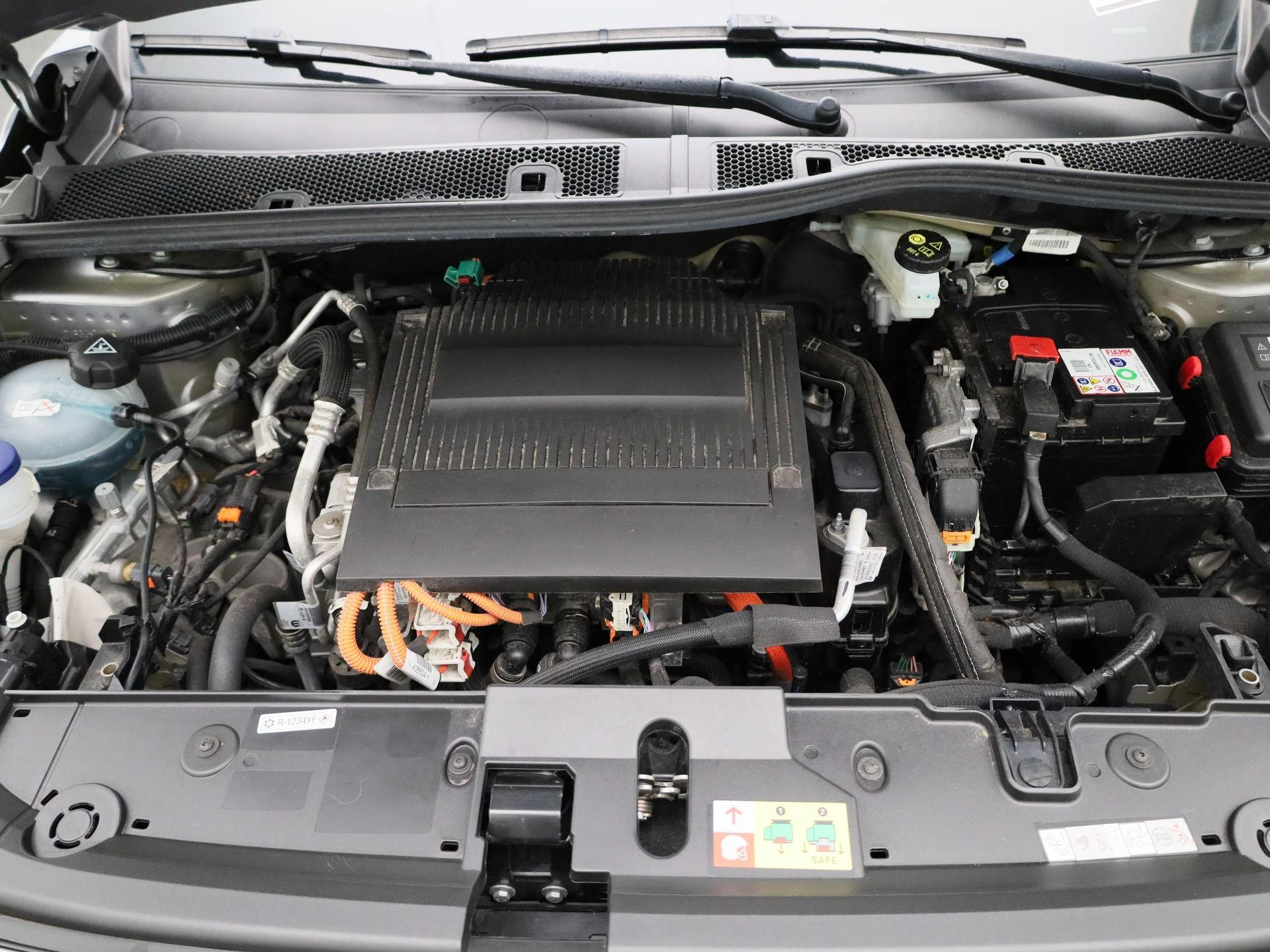 Peugeot-e-208-image-31
