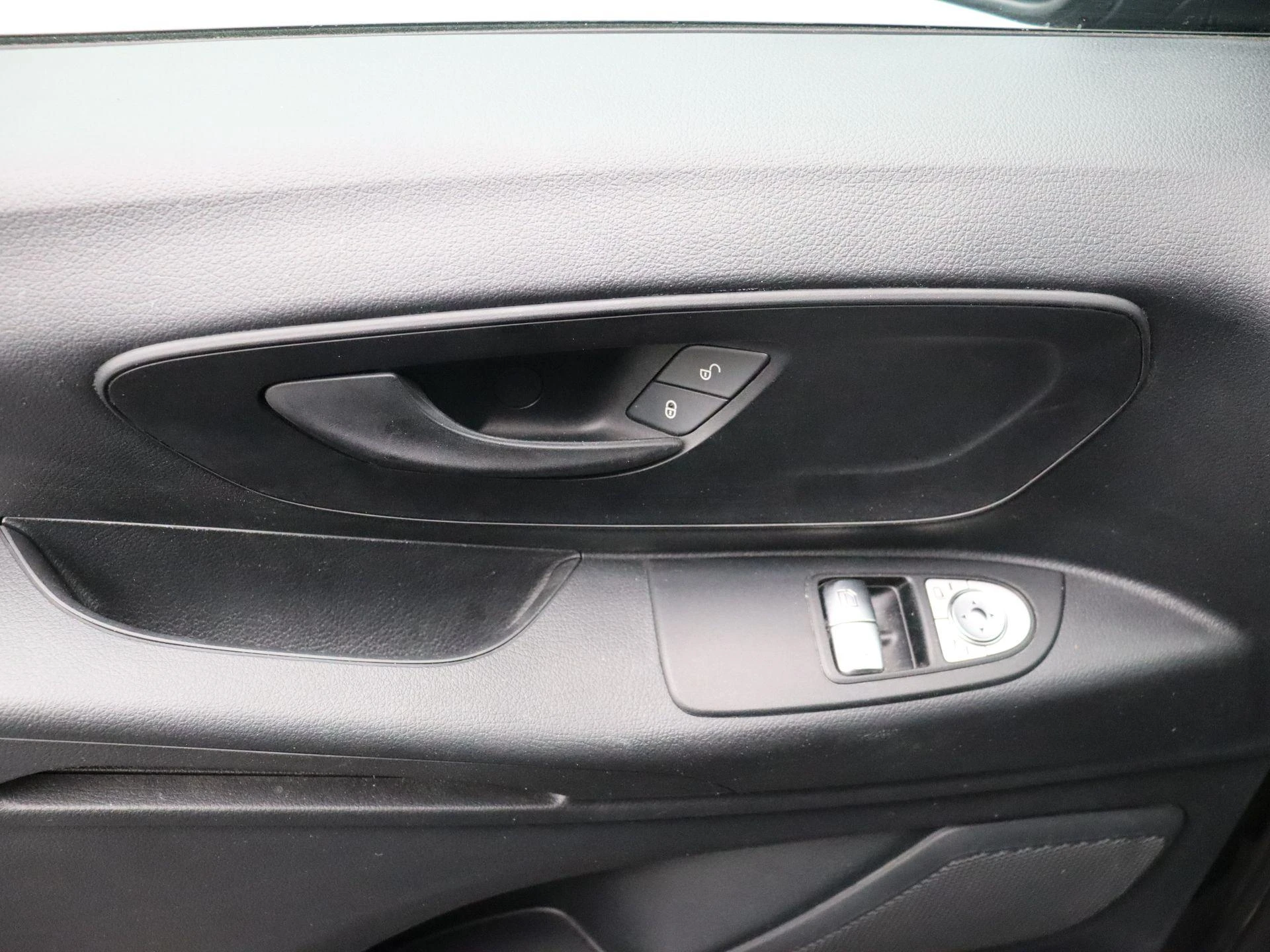 Mercedes-Benz-Vito-image-7