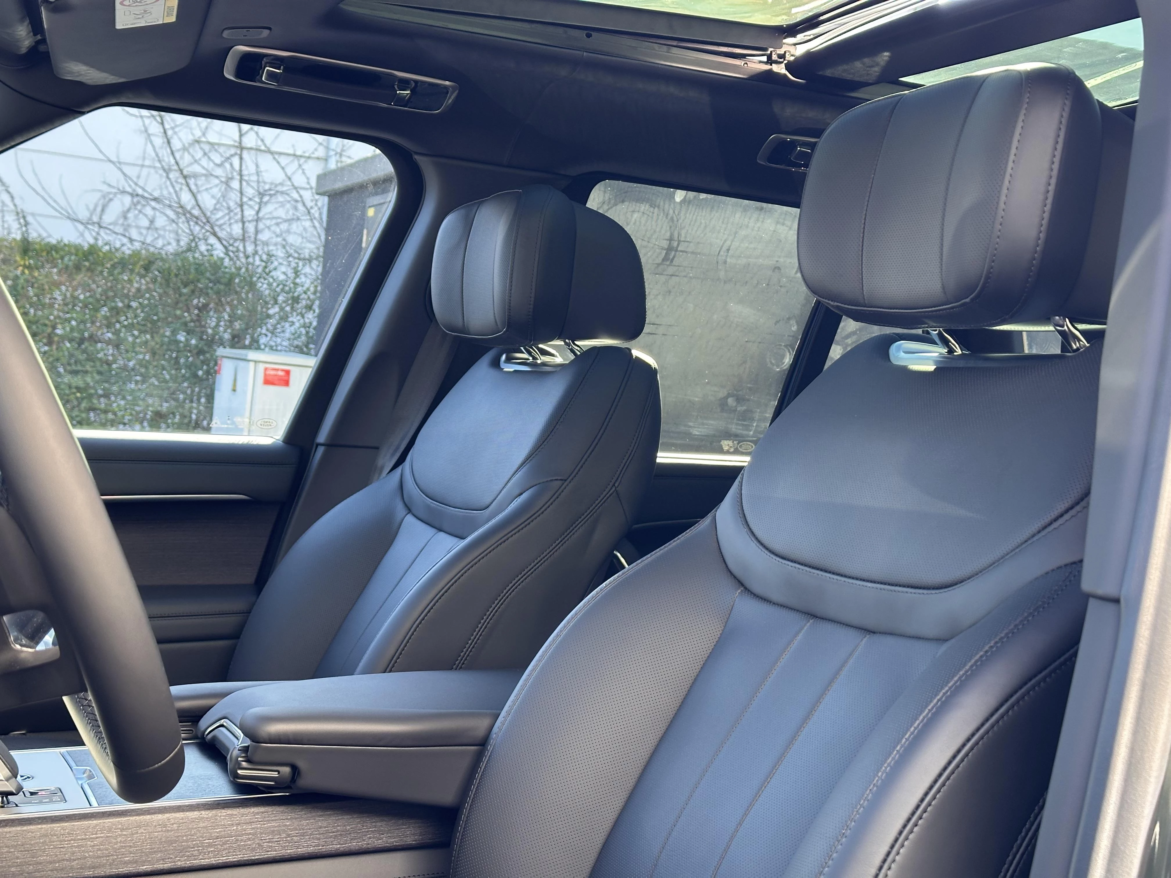 Land Rover-Range Rover-image-3