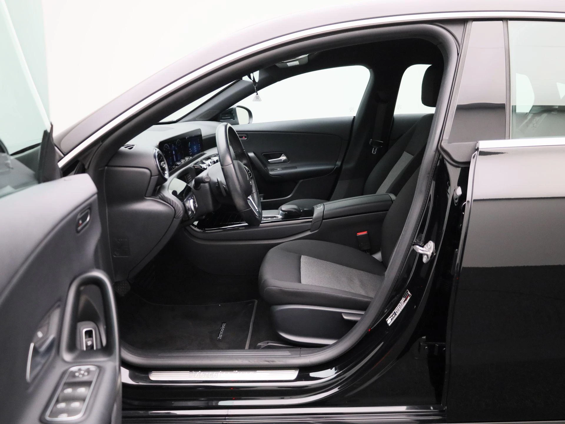 Mercedes-Benz-CLA-image-8
