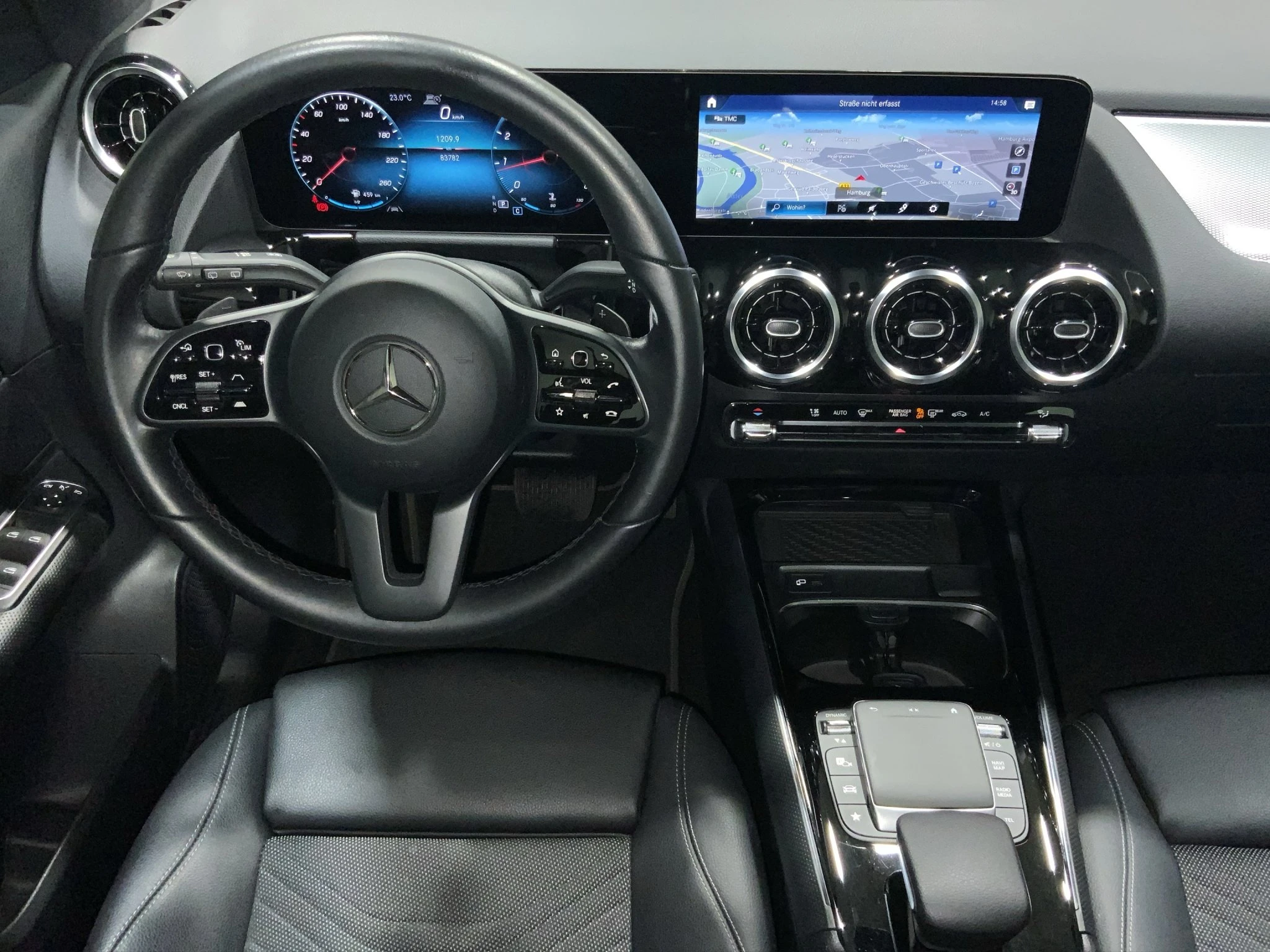 Mercedes-Benz-GLA-image-11