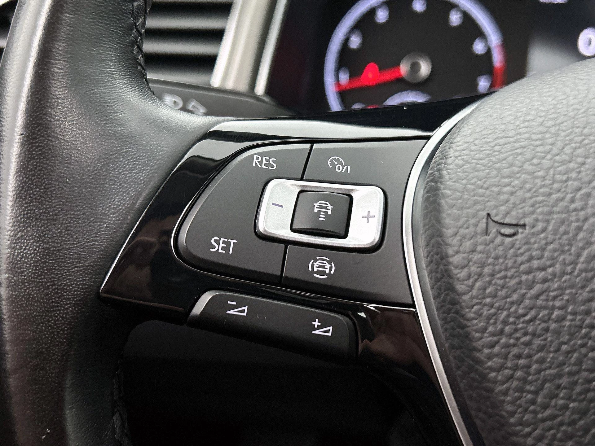 Volkswagen-T-Roc-image-6