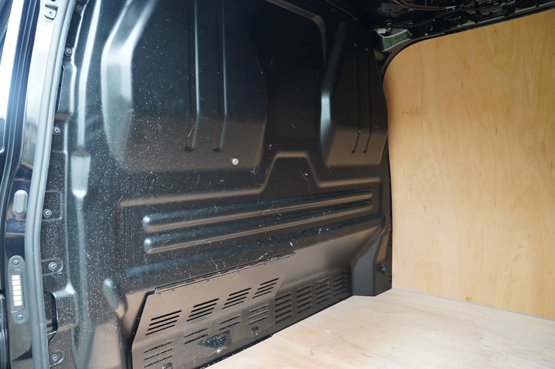 Volkswagen-Transporter-image-29