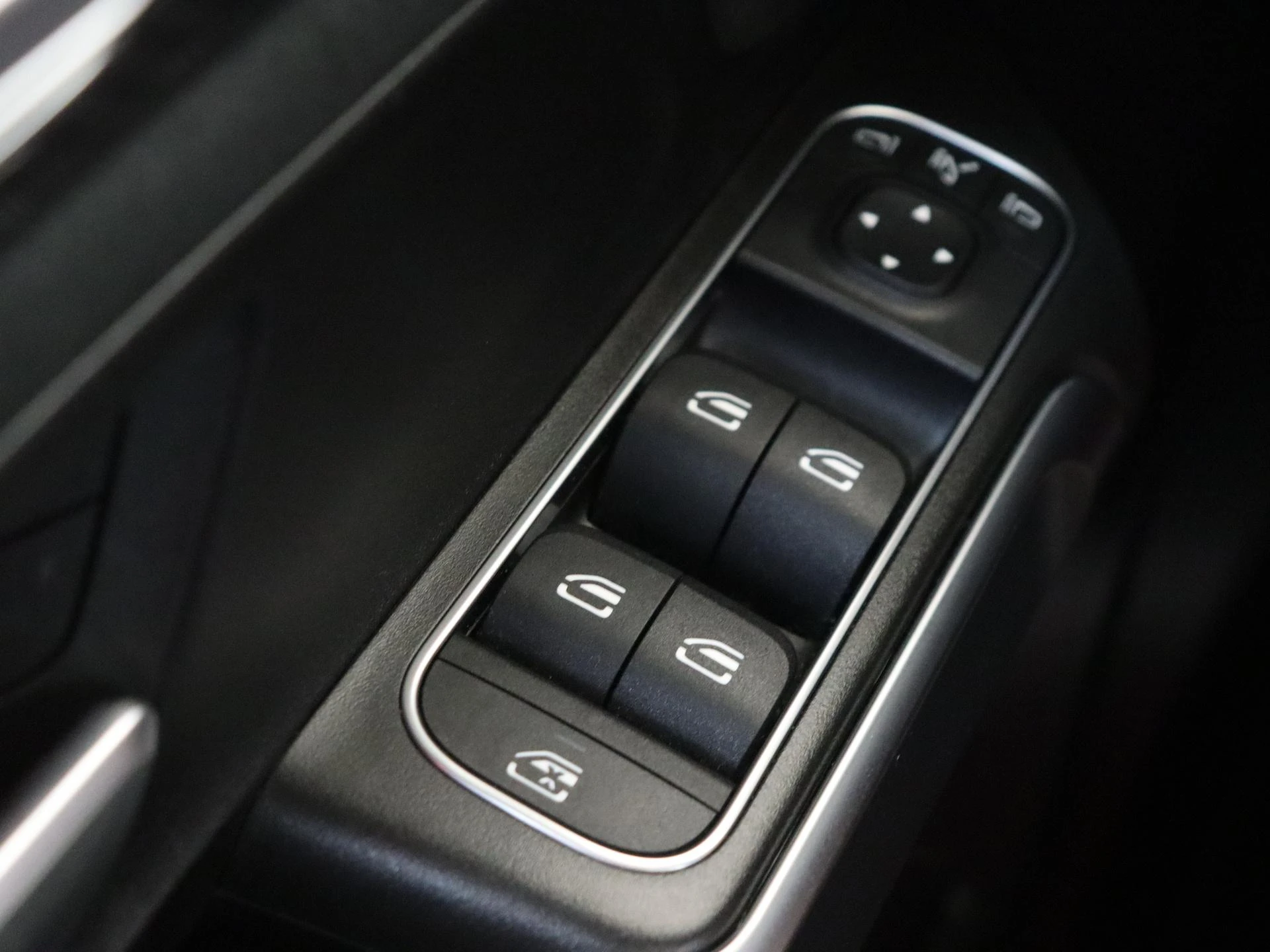 Mercedes-Benz-GLB-image-30