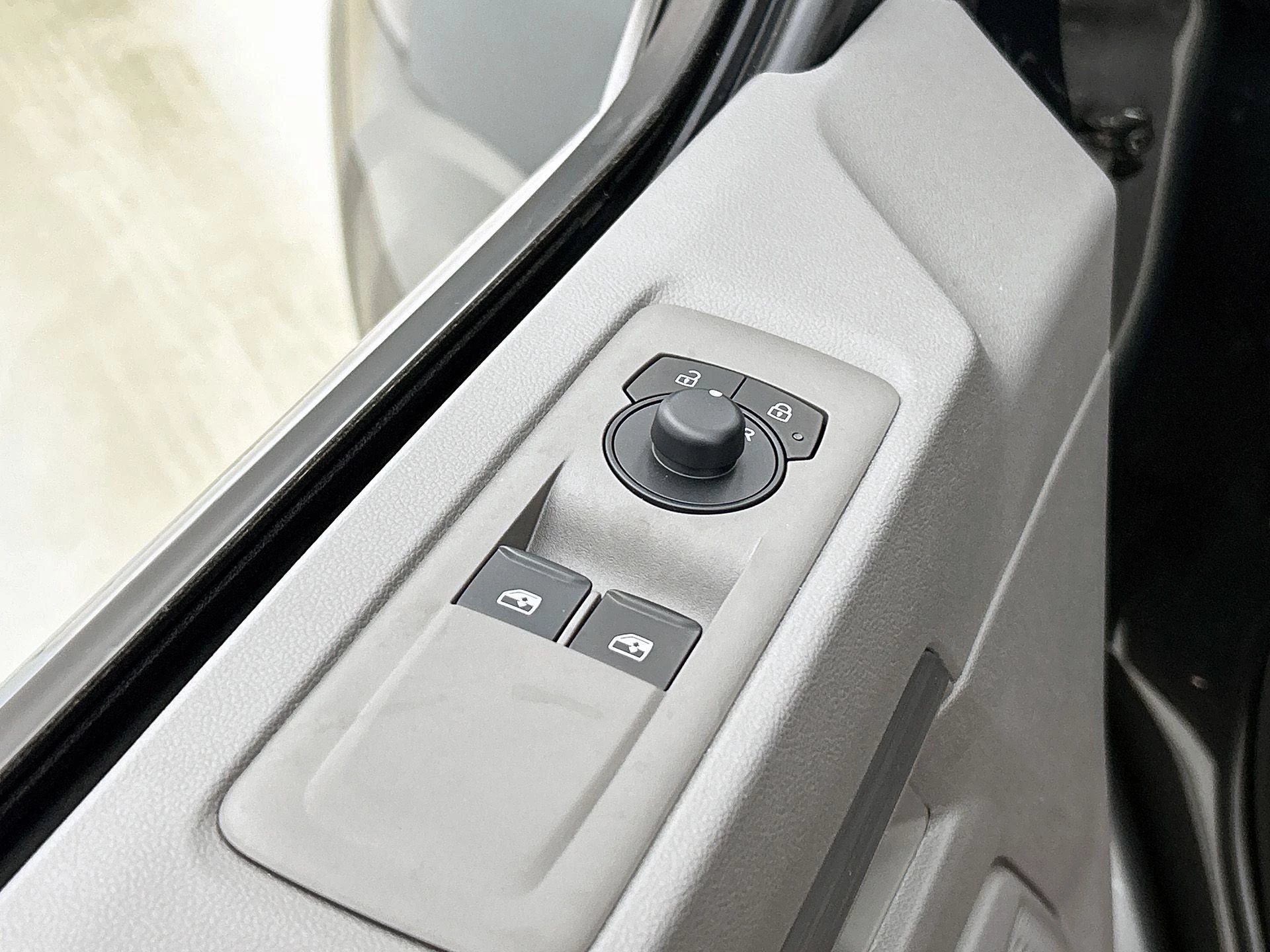 Volkswagen-e-Transporter-image-34