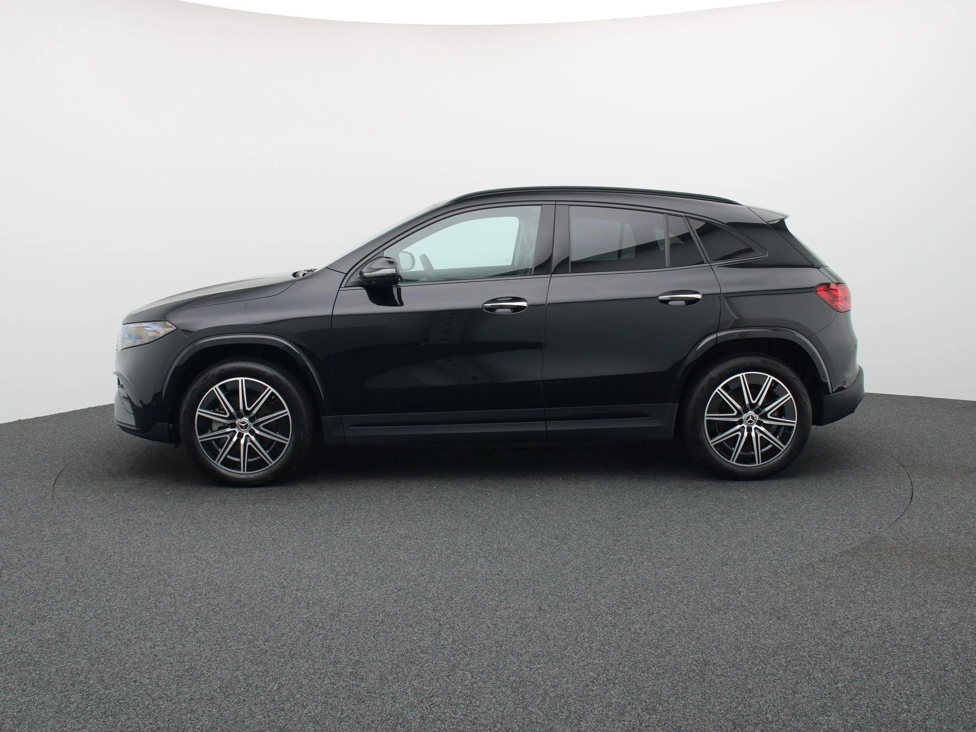 Mercedes-Benz-EQA-image-3