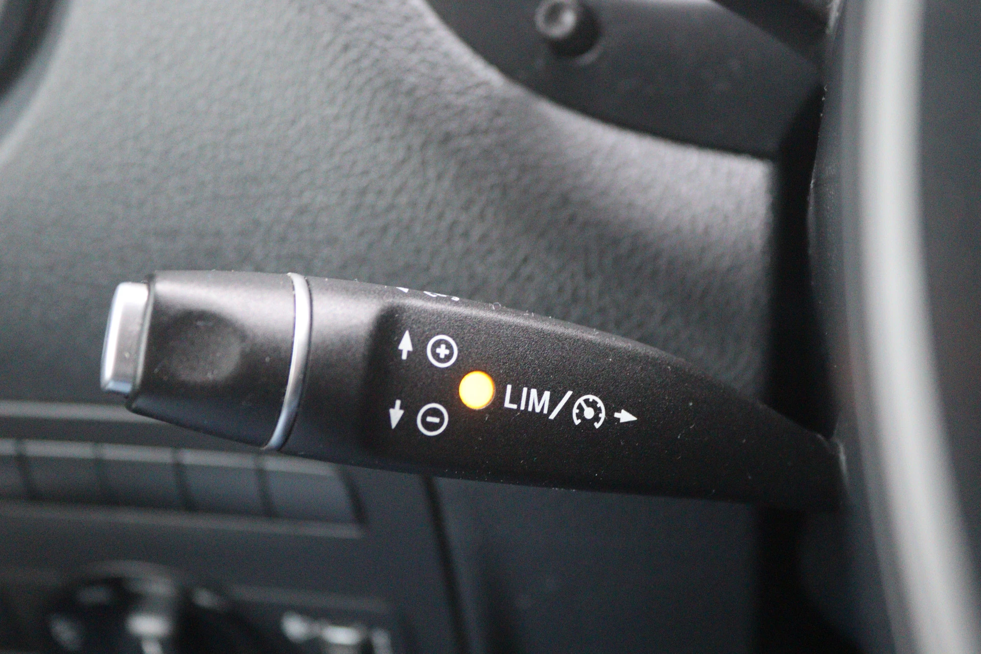 Mercedes-Benz-Vito-image-12