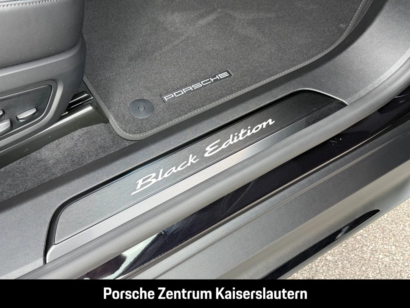 Porsche Taycan Black Edition InnoDrive HA-Lenkung HeadUp black edition