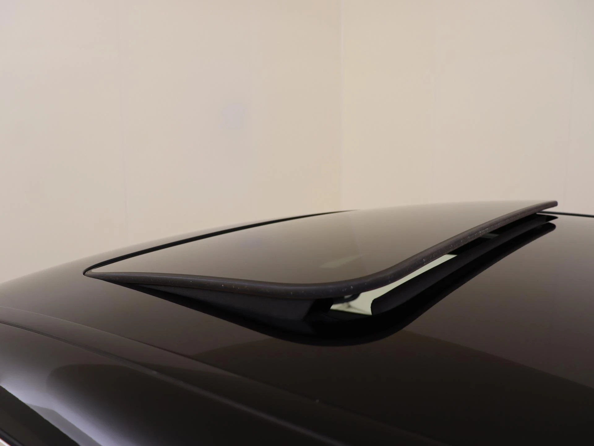 Mercedes-Benz-EQC-image-28