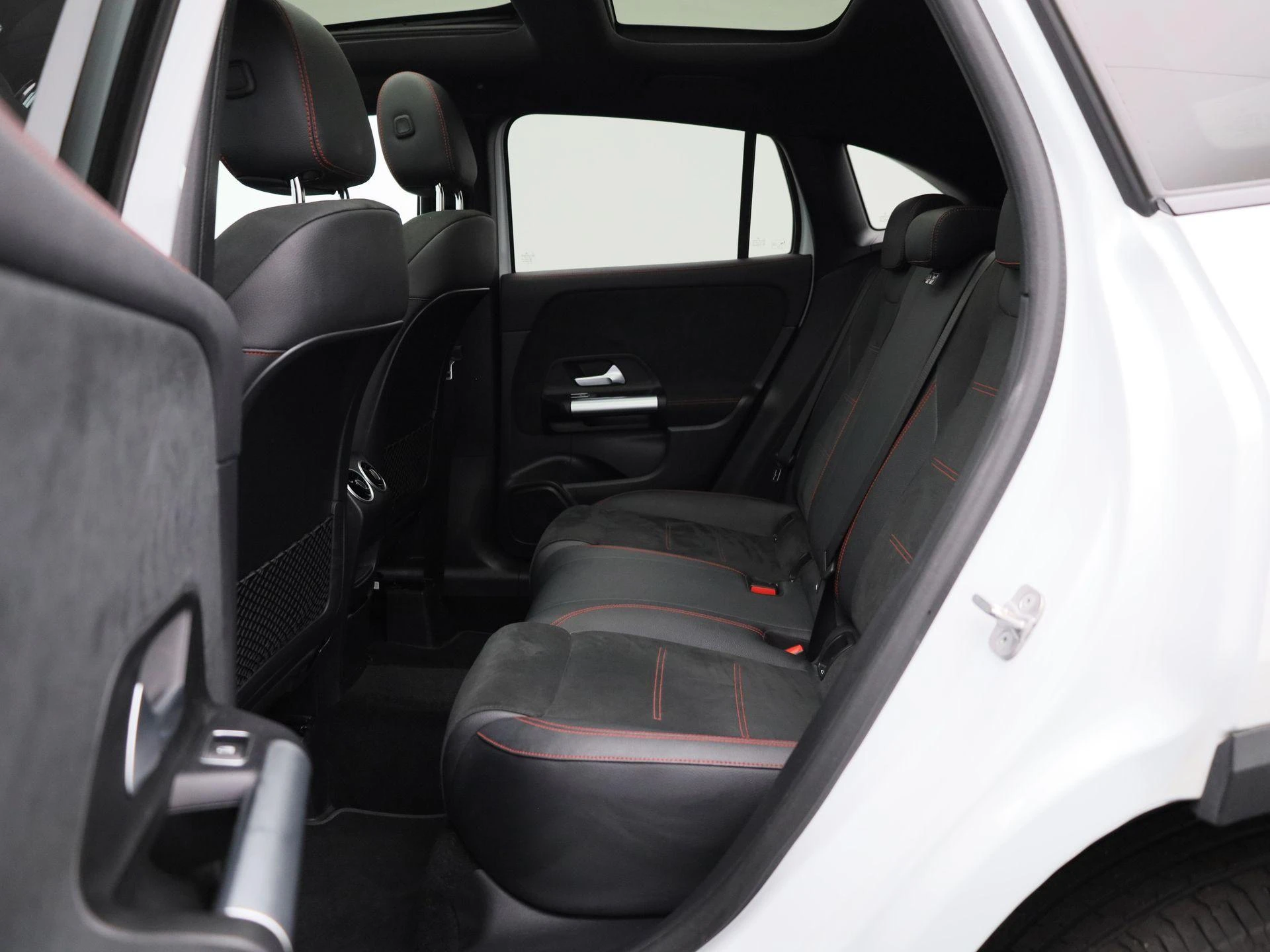 Mercedes-Benz-GLA-image-11