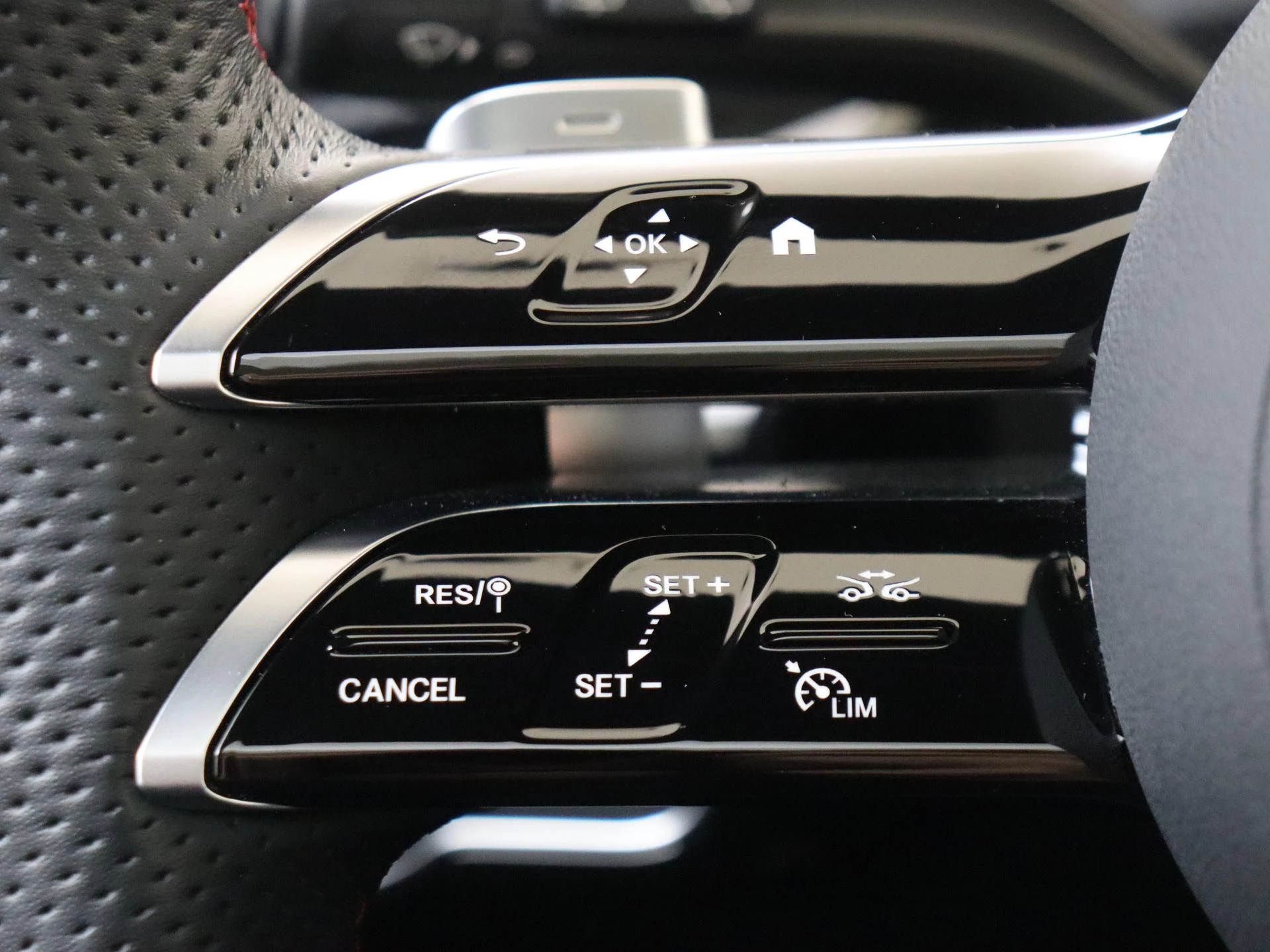 Mercedes-Benz-CLA-image-12