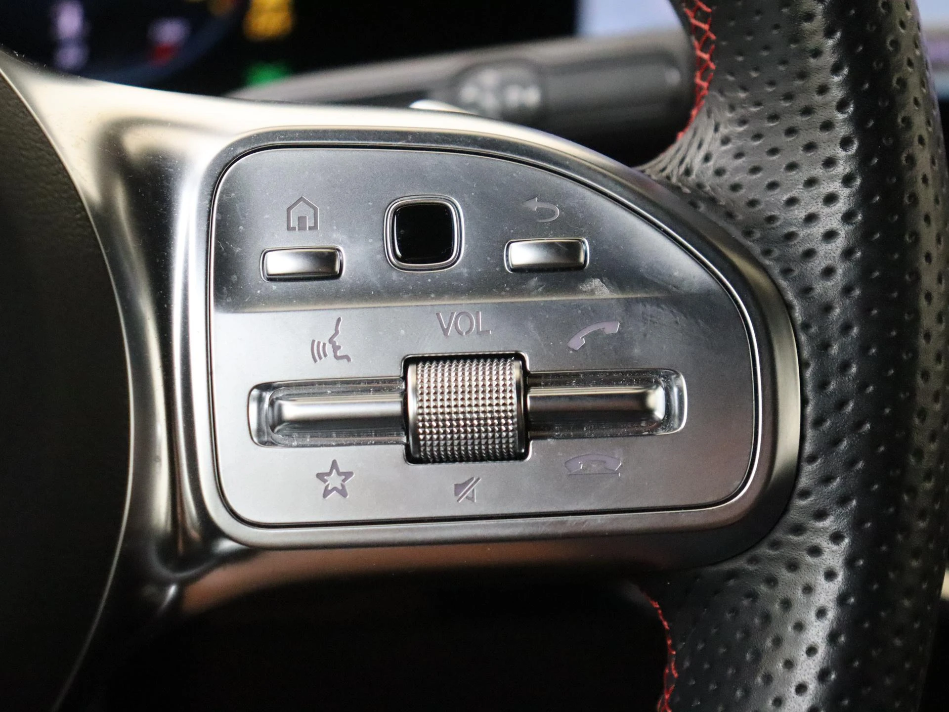 Mercedes-Benz-GLA-image-13