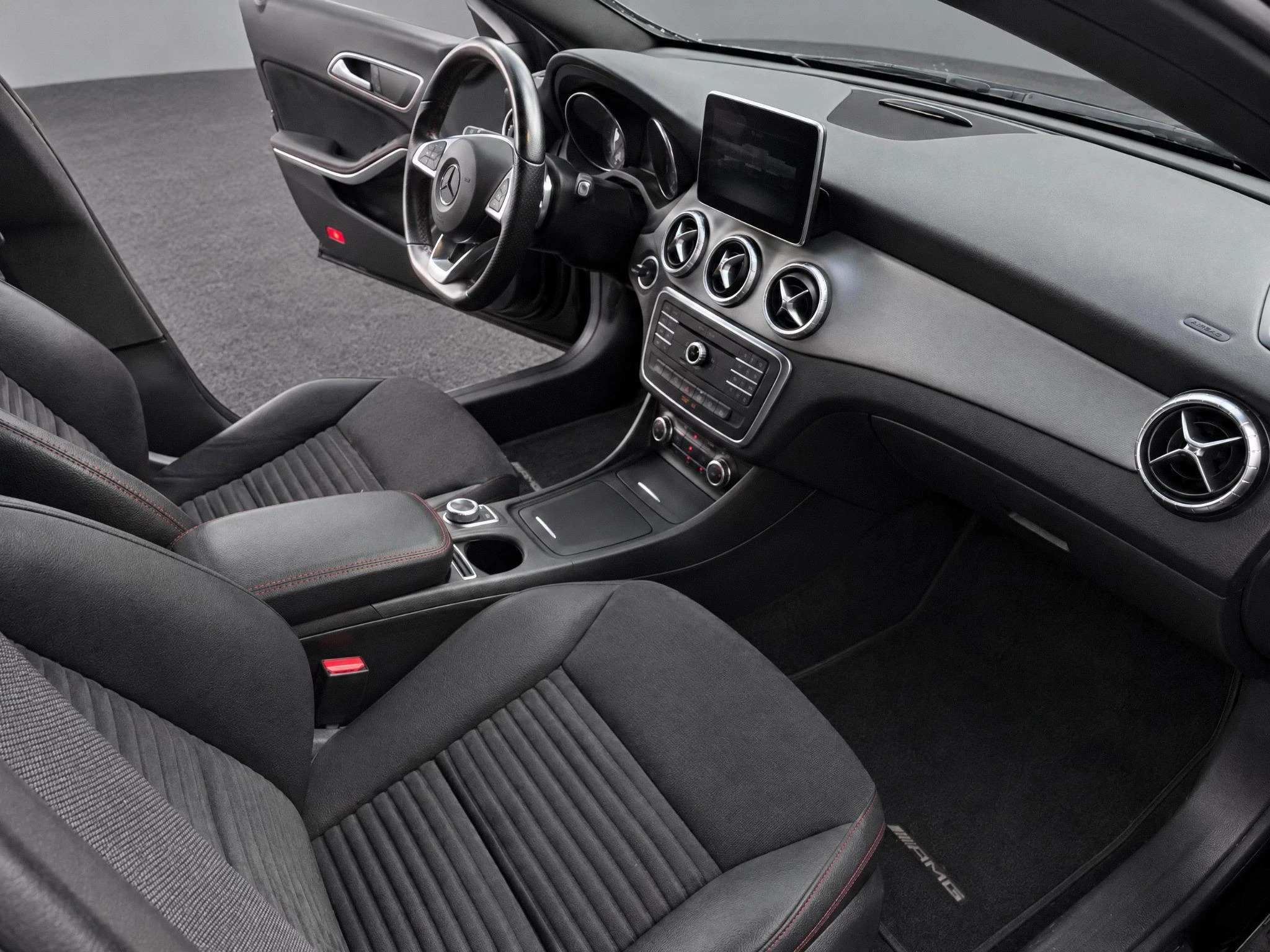 Mercedes-Benz-CLA-image-10