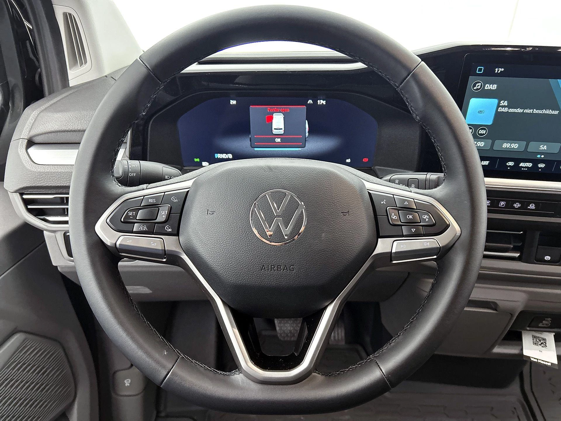Volkswagen-e-Transporter-image-35