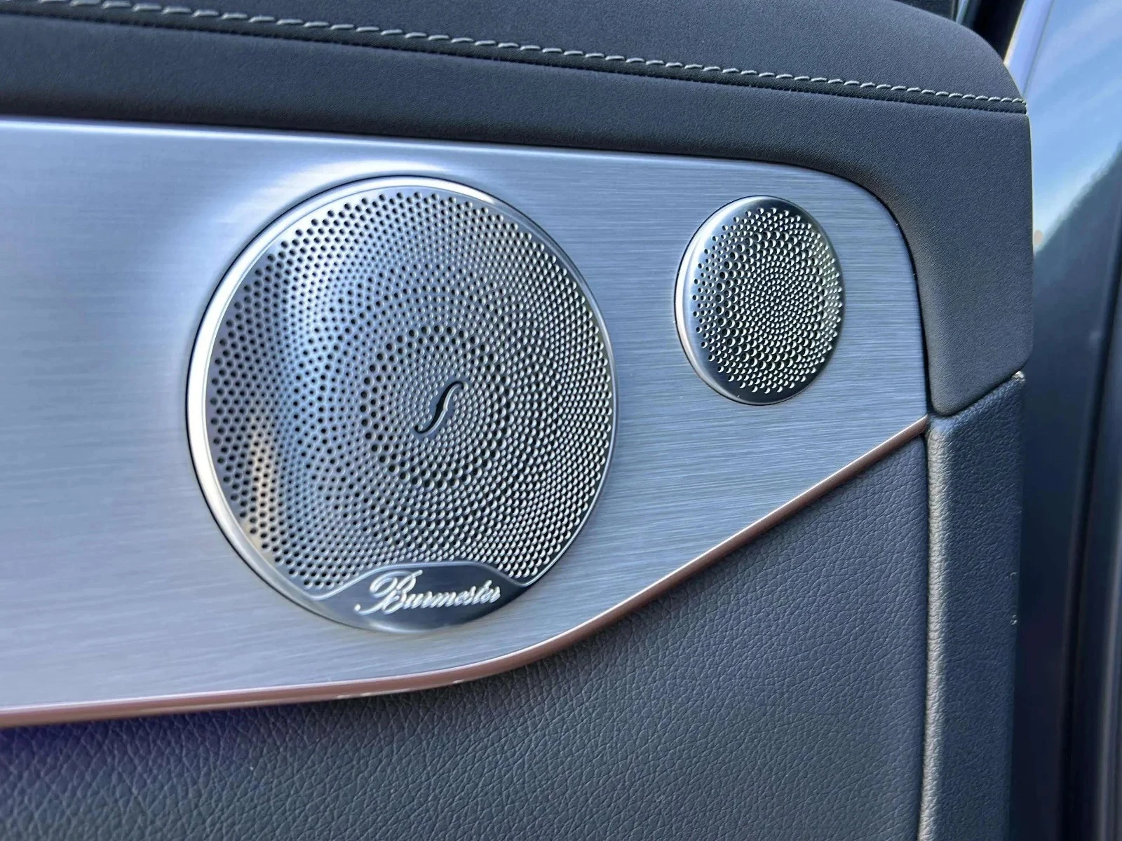 Mercedes-Benz-EQC-image-13