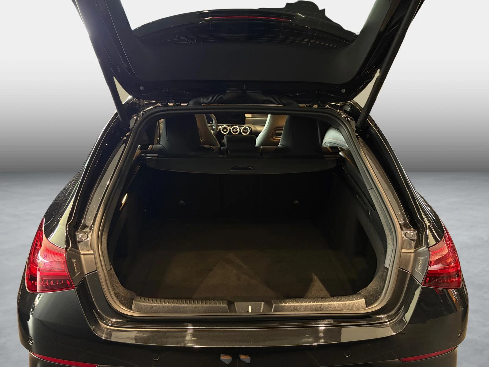 Mercedes-Benz CLA 180 Star Edition Shooting Brake + AMG + PANO + TREKHAAK + SURROUND VIEW +