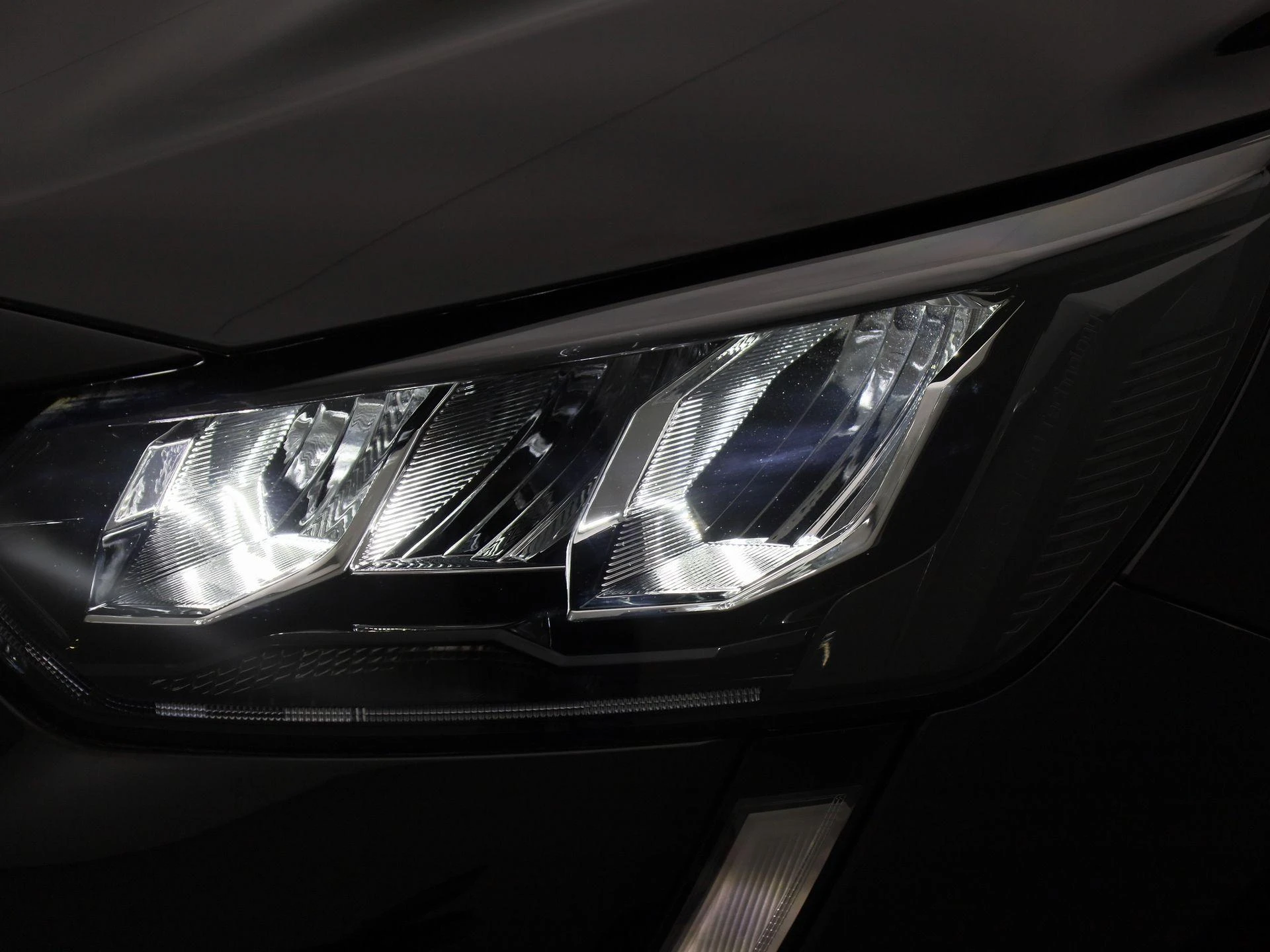 Peugeot-e-208-image-25