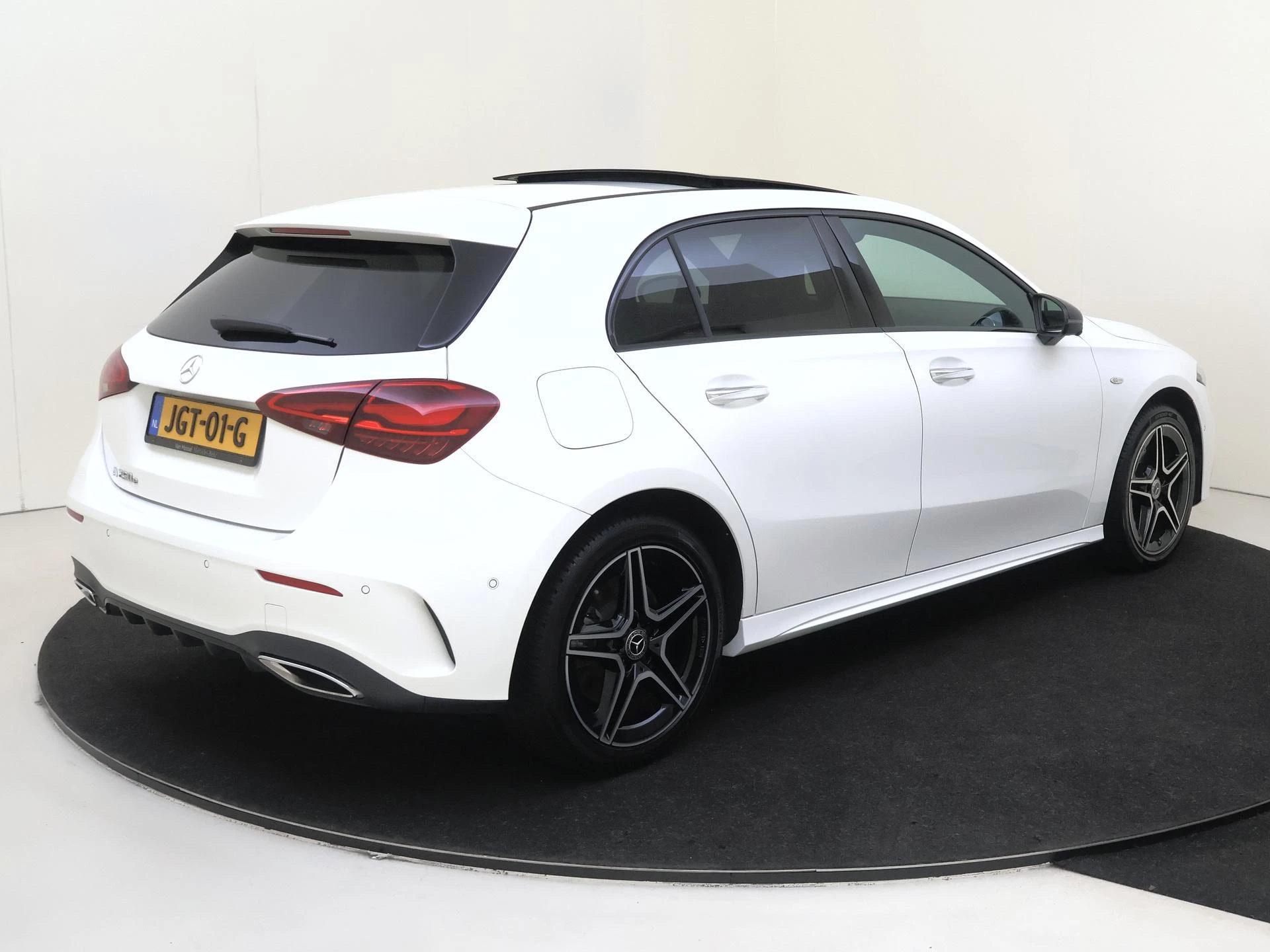Mercedes-Benz-A-Klasse-image-3