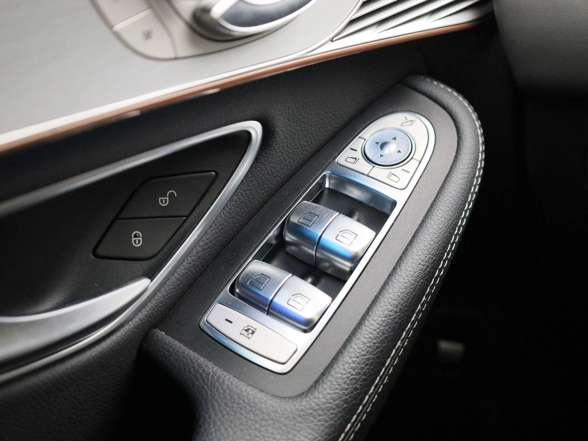 Mercedes-Benz-EQC-image-30