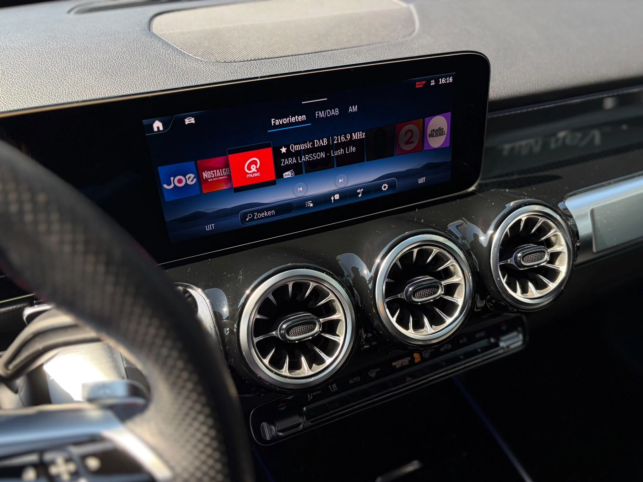 Mercedes-Benz GLB 180 AMG Line + PANO DAK + TREKHAAK + CARPLAY + SURROUND VIEW +