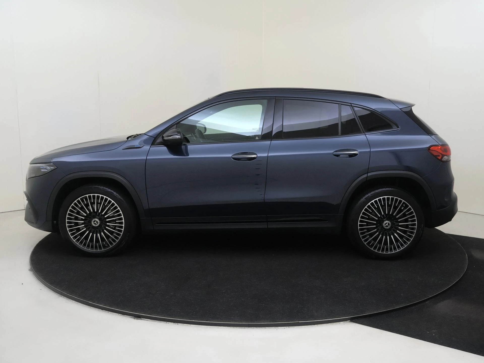 Mercedes-Benz-EQA-image-6