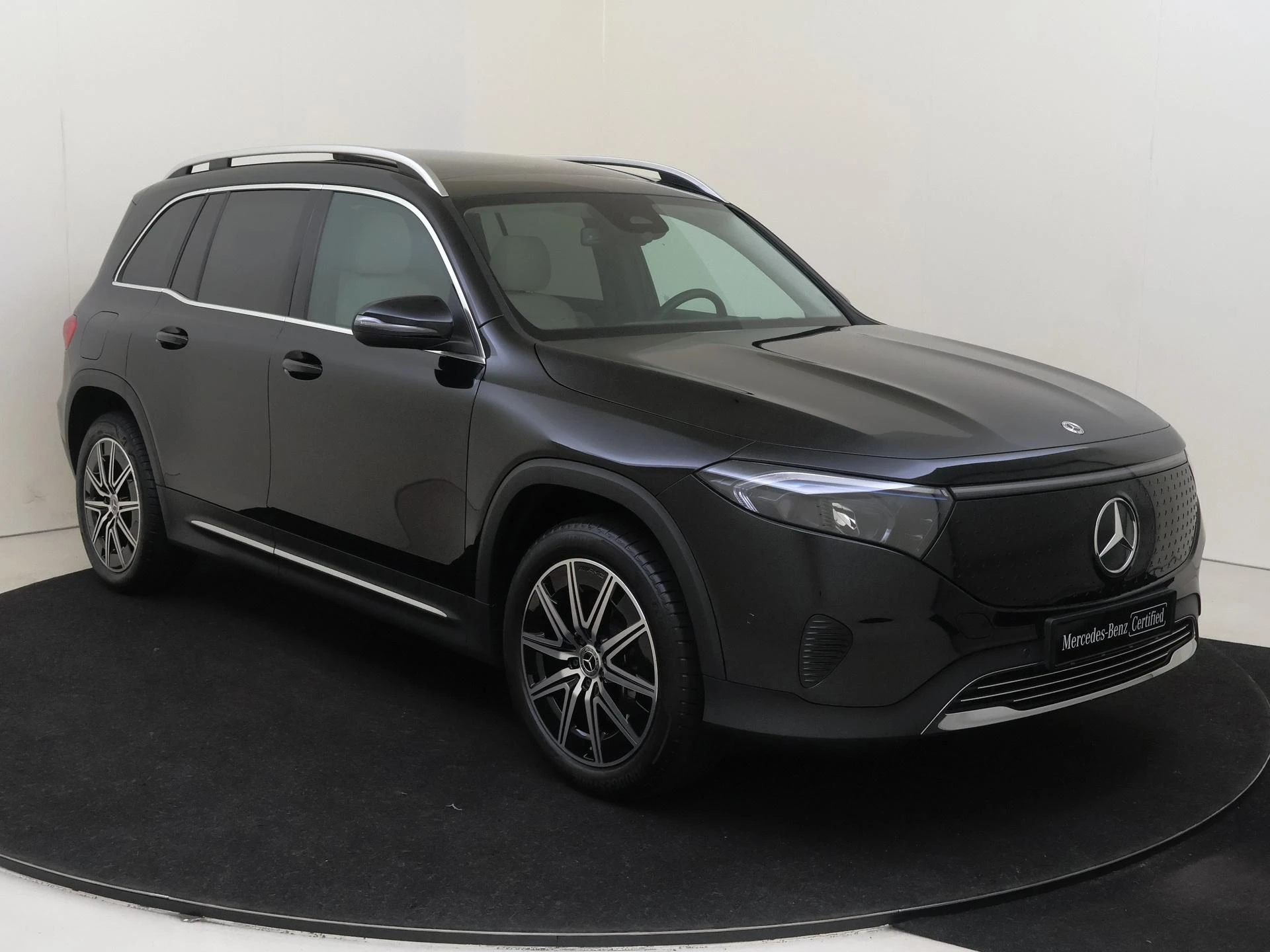 Mercedes-Benz-EQB-image-1