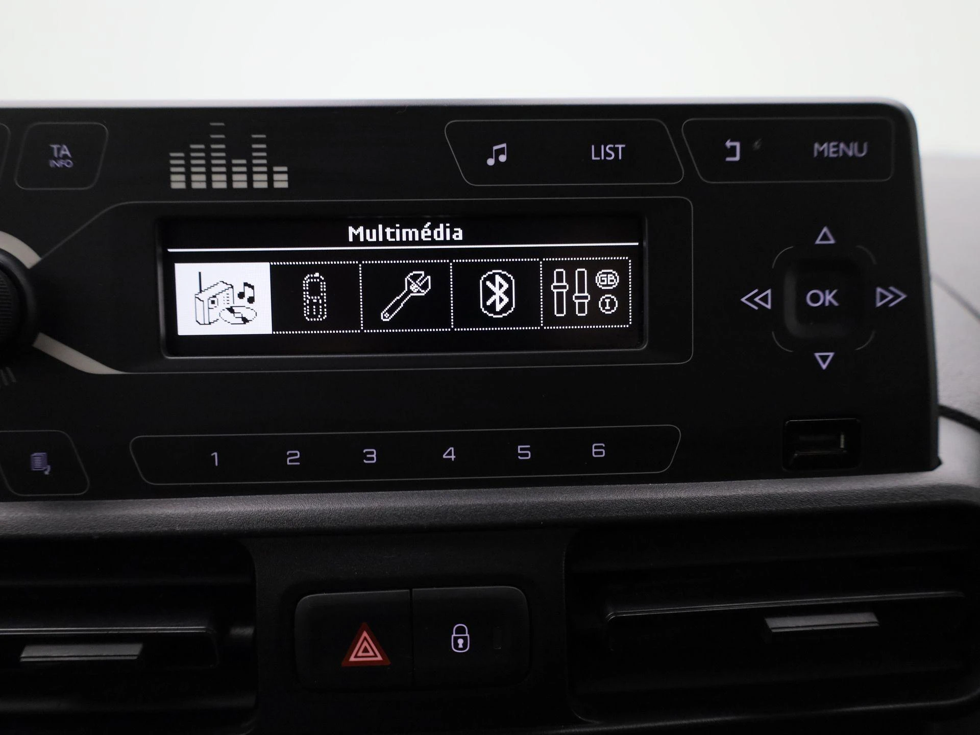 Opel-Combo Life-image-16