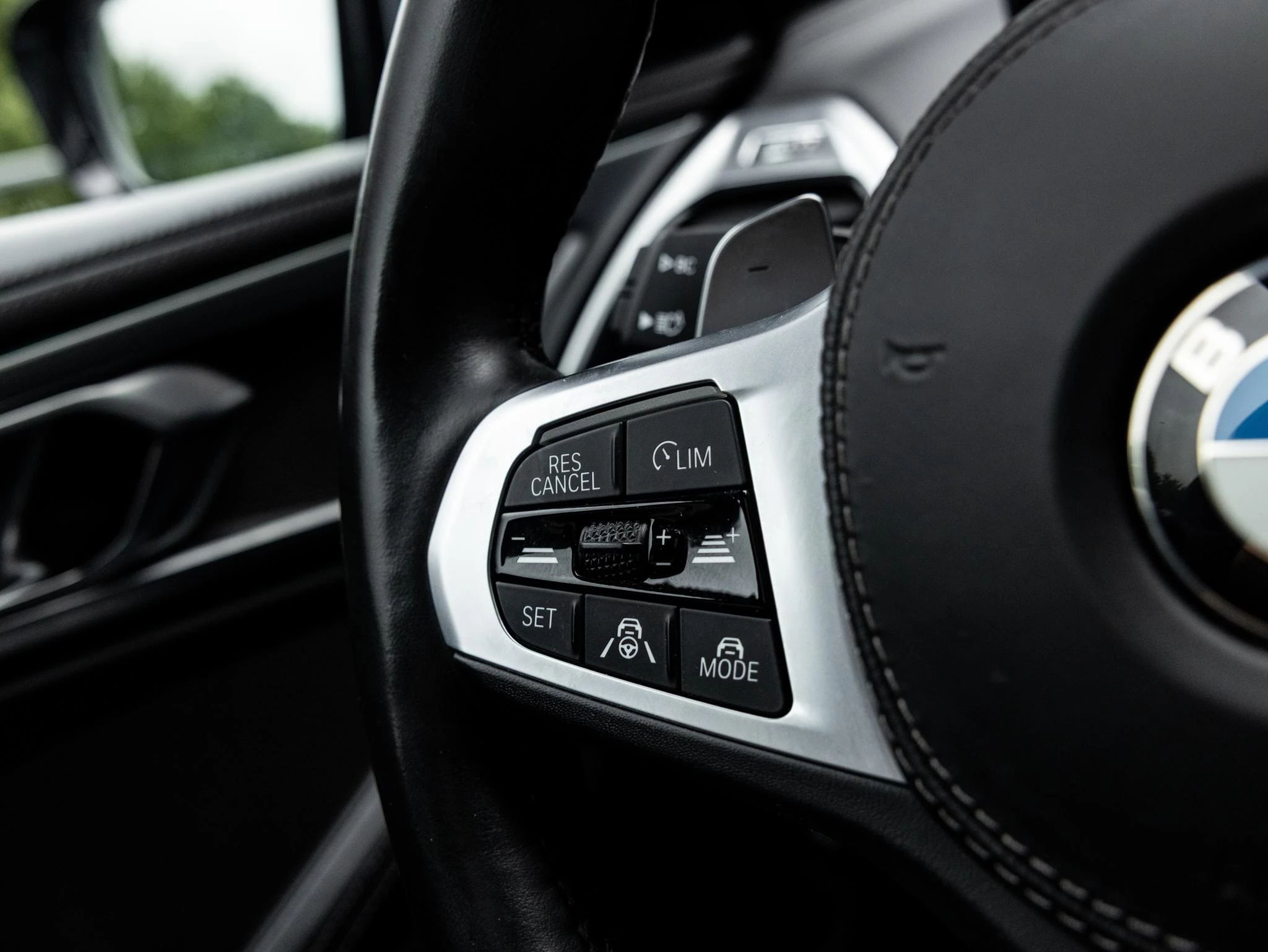 BMW-8 Serie-image-22