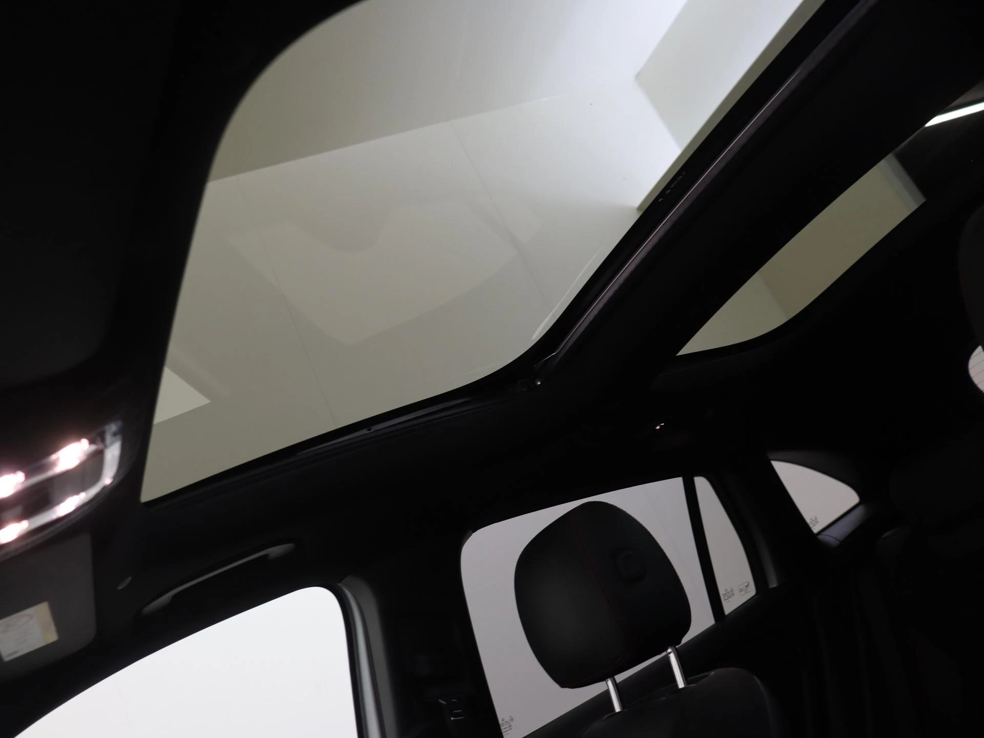 Mercedes-Benz-GLA-image-27