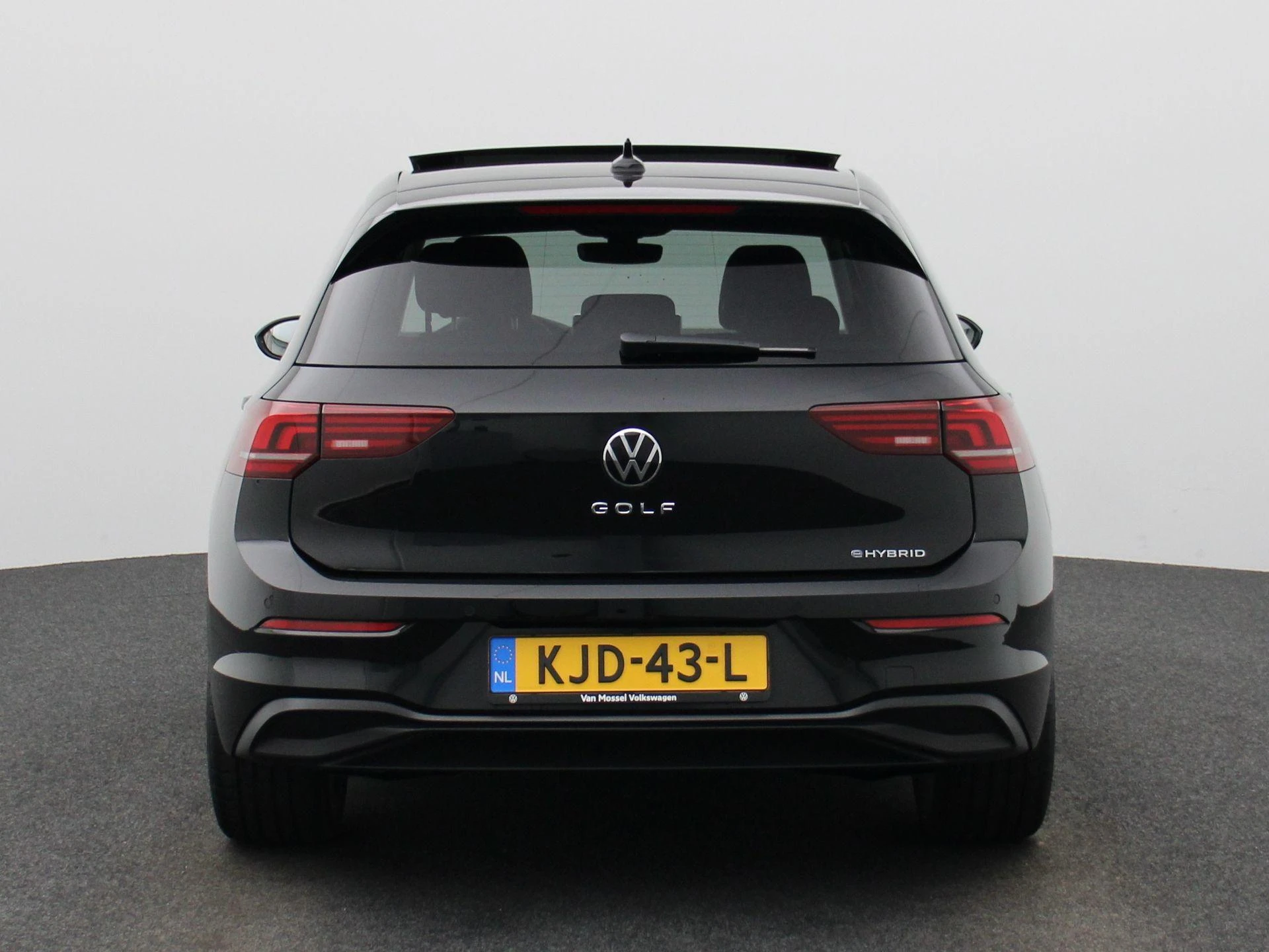 Volkswagen-Golf-image-4