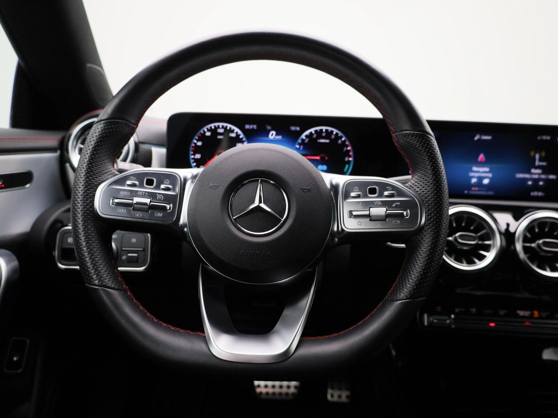 Mercedes-Benz-CLA-image-6