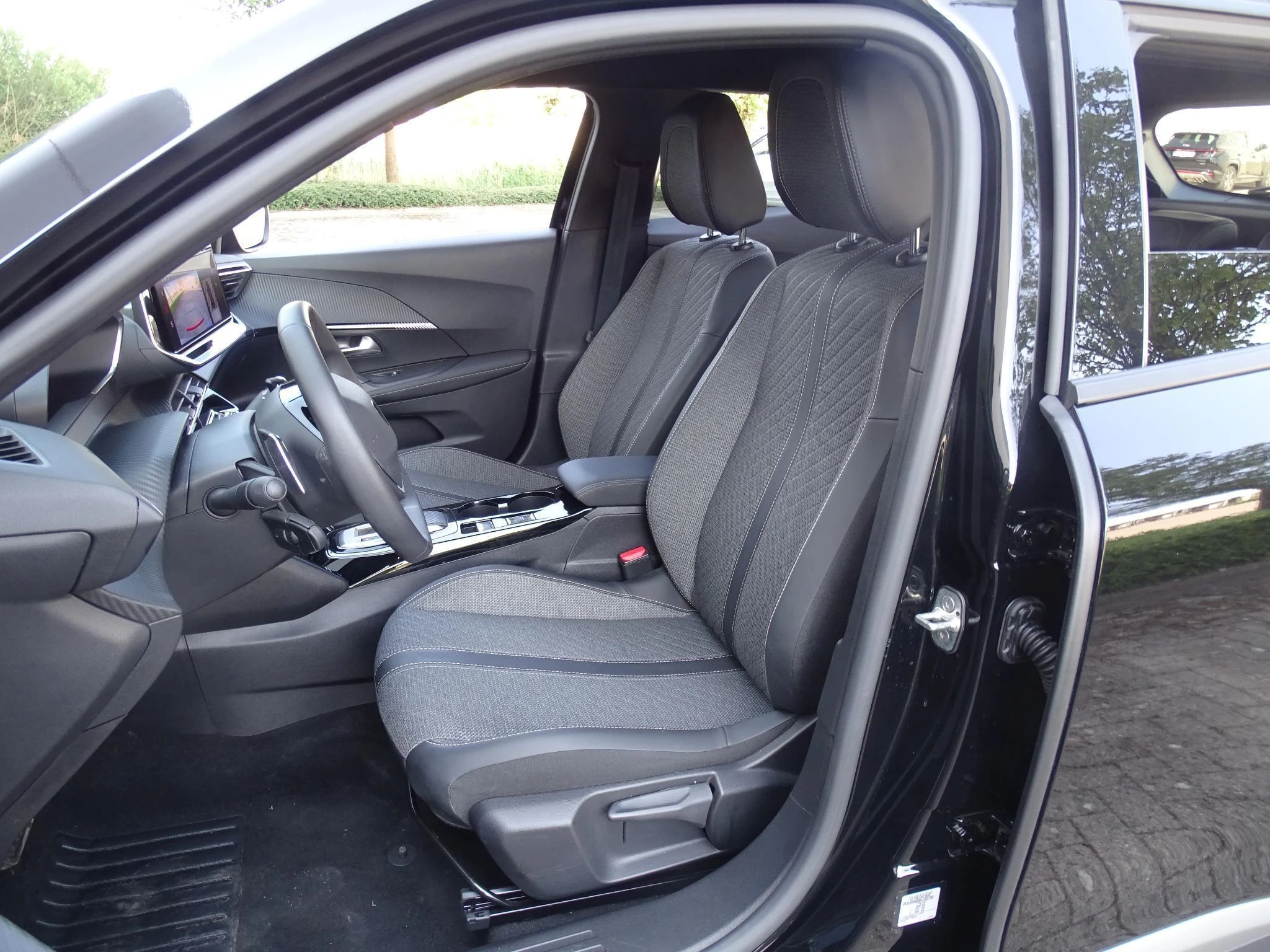 Peugeot-e-2008-image-9