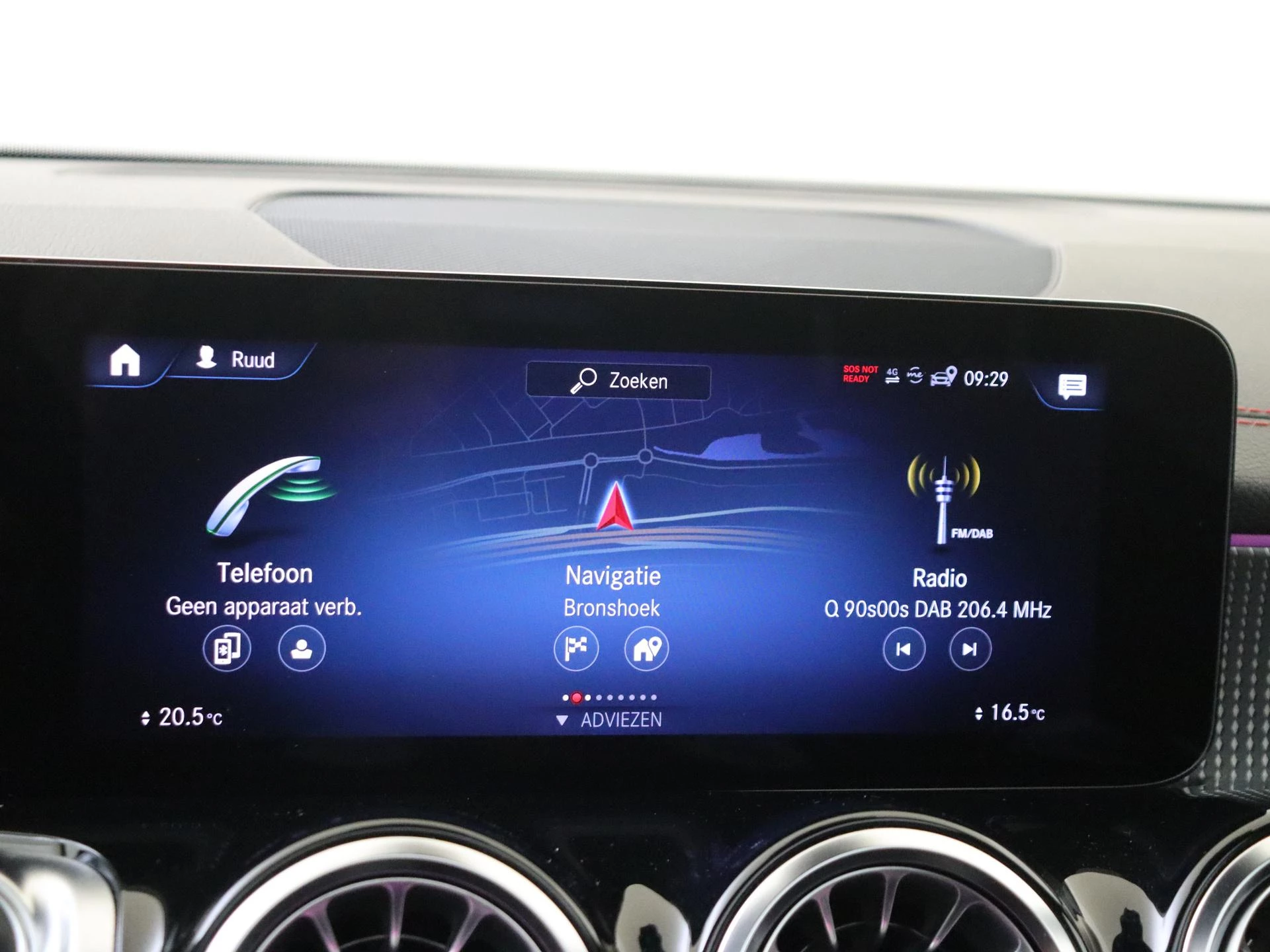 Mercedes-Benz-EQB-image-15