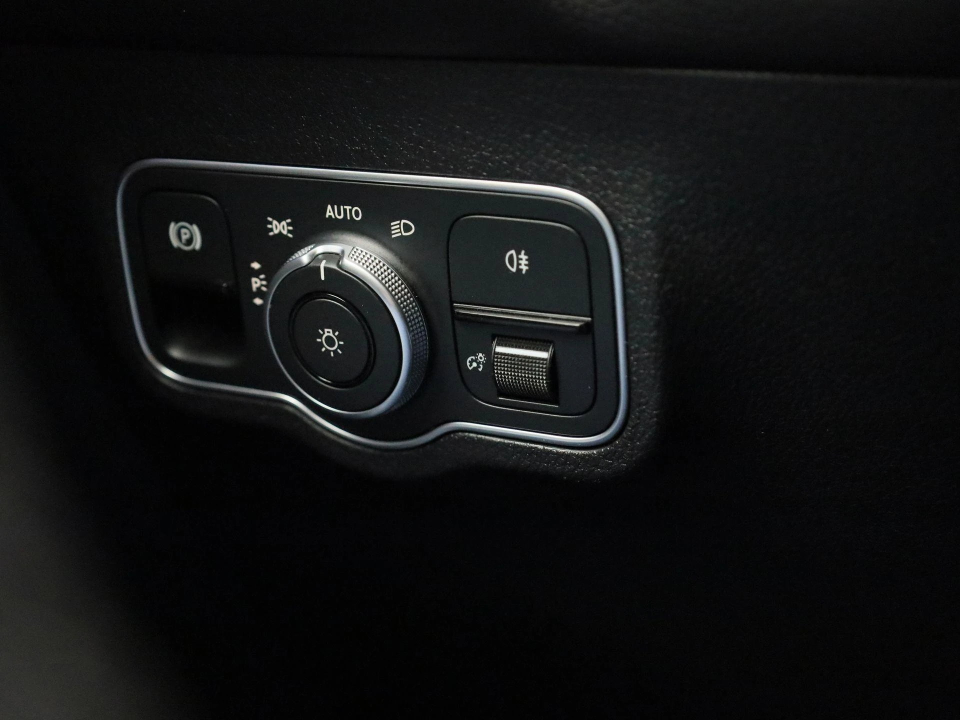 Mercedes-Benz-EQB-image-26