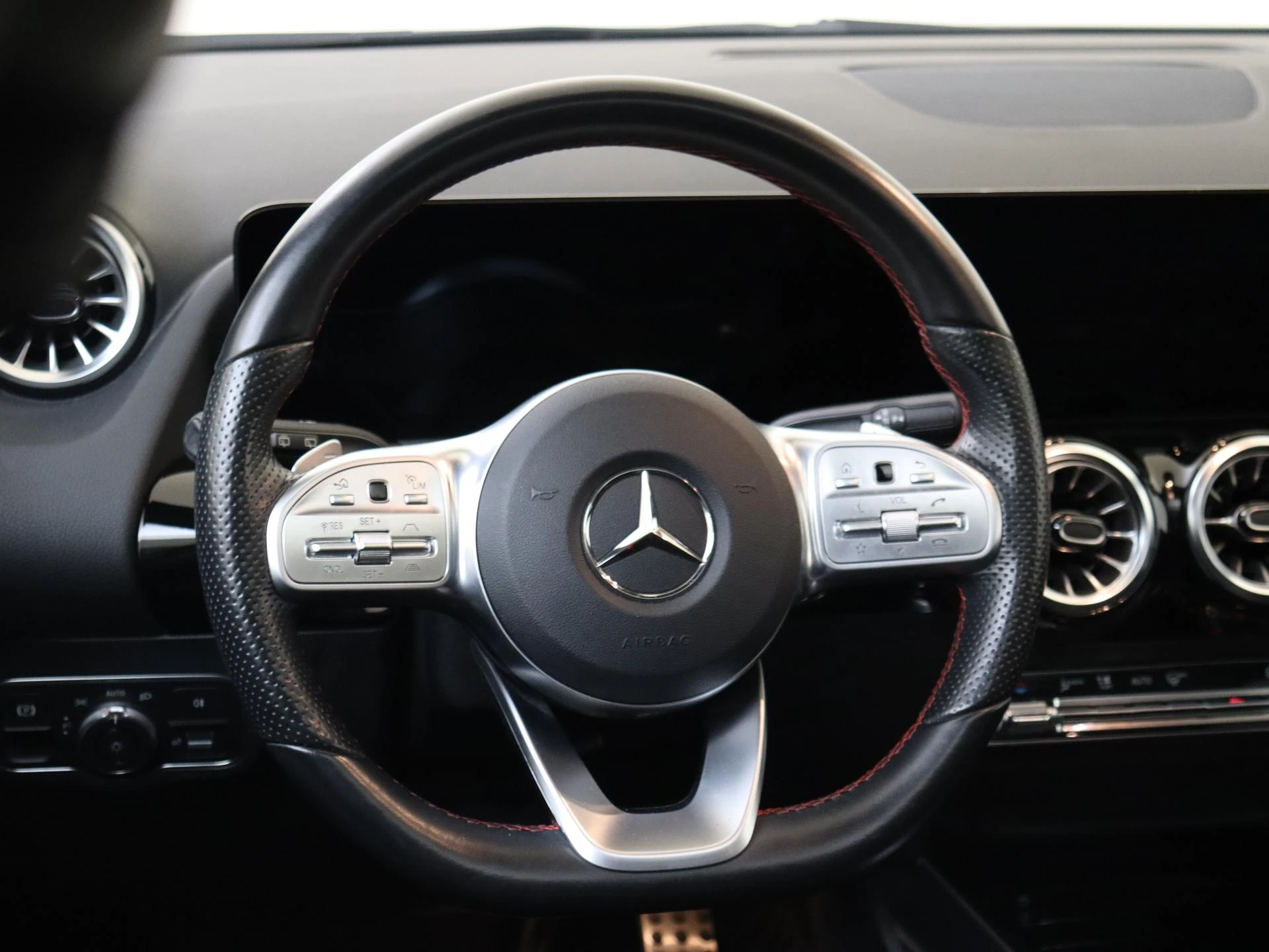 Mercedes-Benz-GLA-image-10