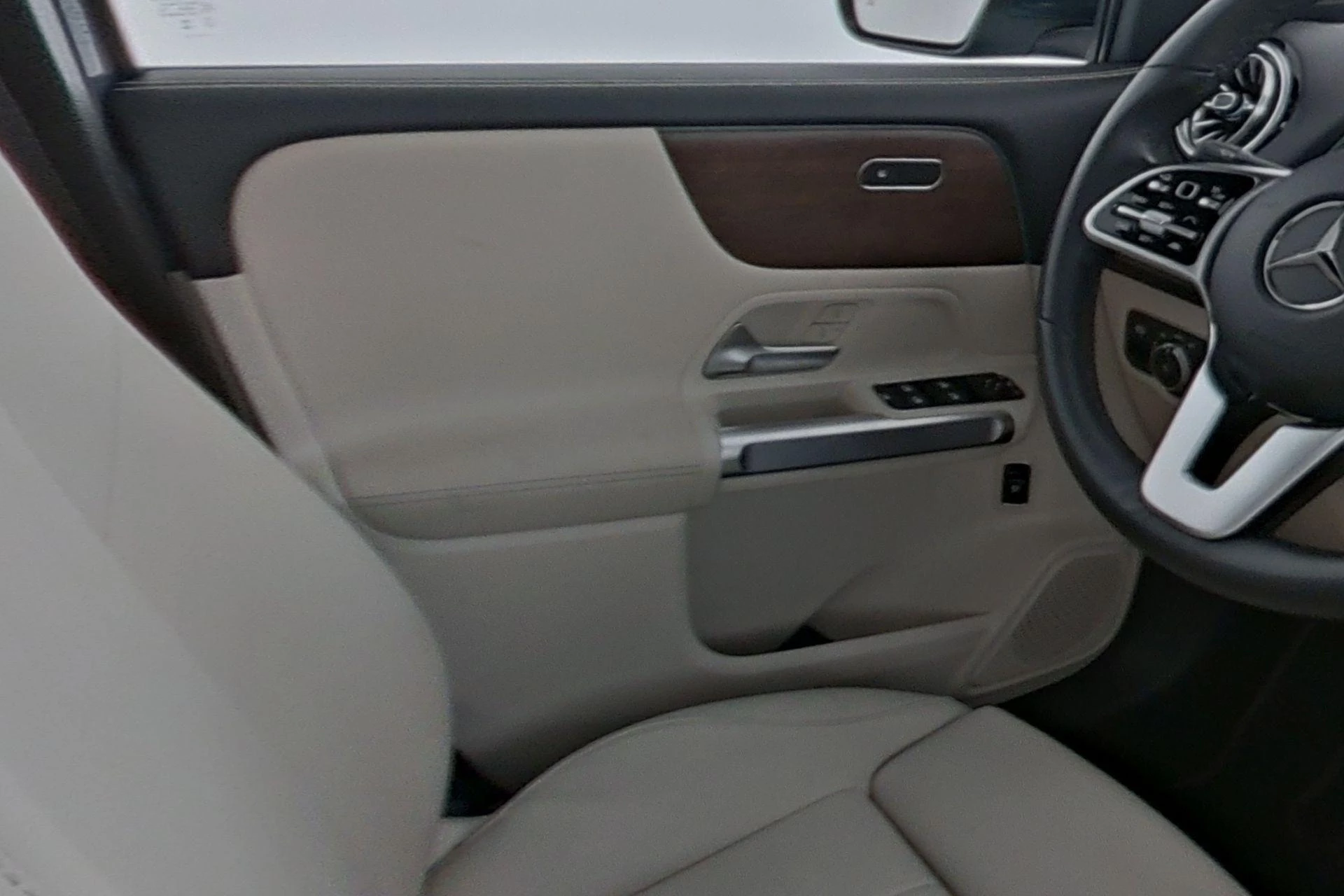 Mercedes-Benz-GLB-image-15