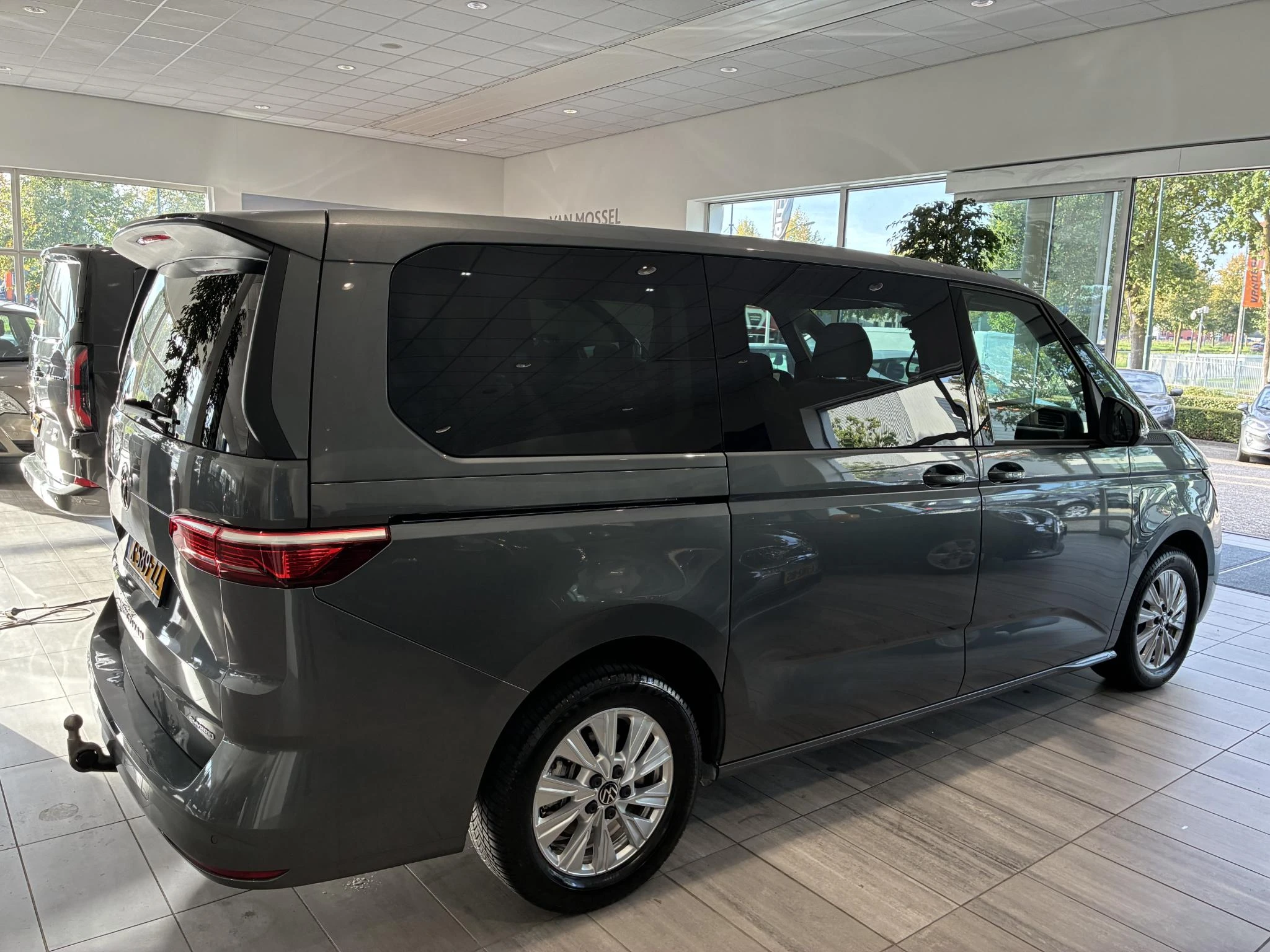 Volkswagen-Multivan-image-5