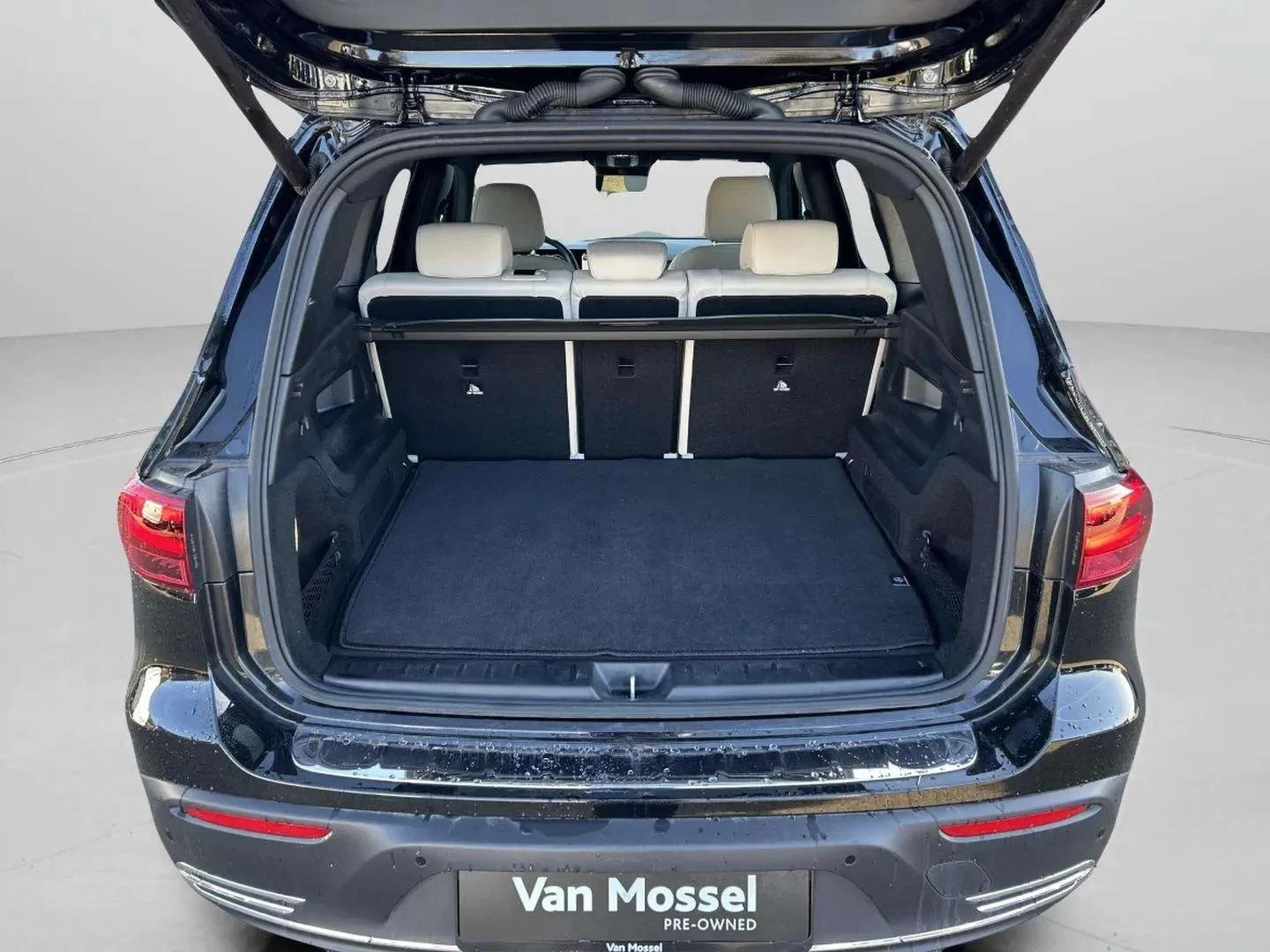 Mercedes-Benz-EQB-image-21