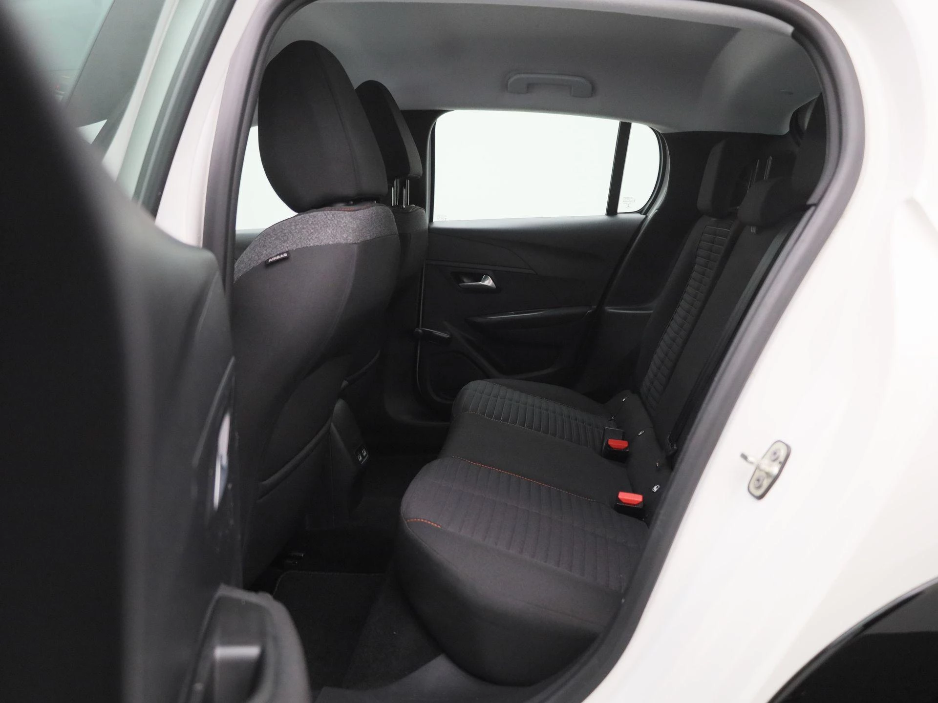 Peugeot-e-208-image-11