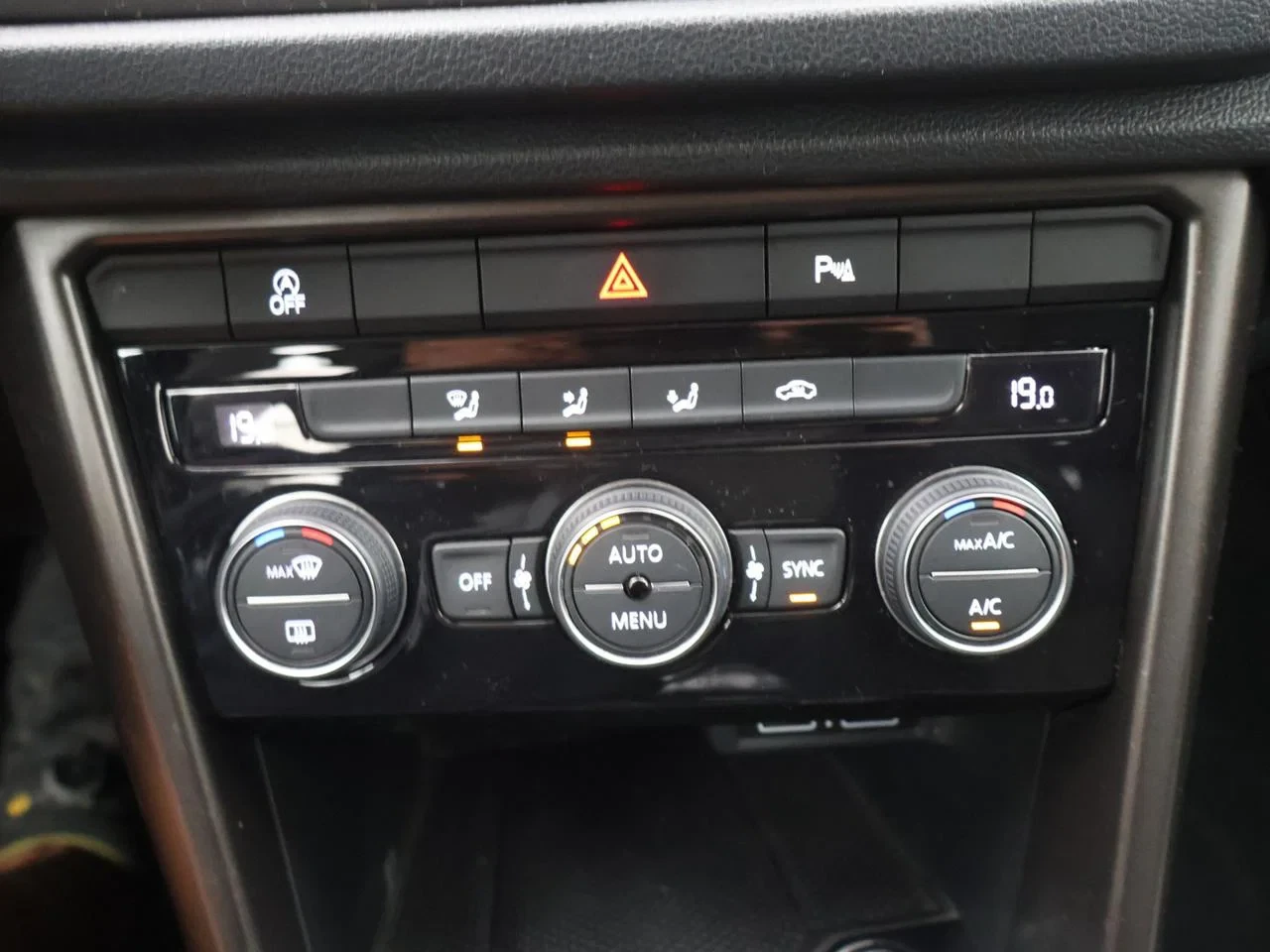 Volkswagen-T-Roc-image-21
