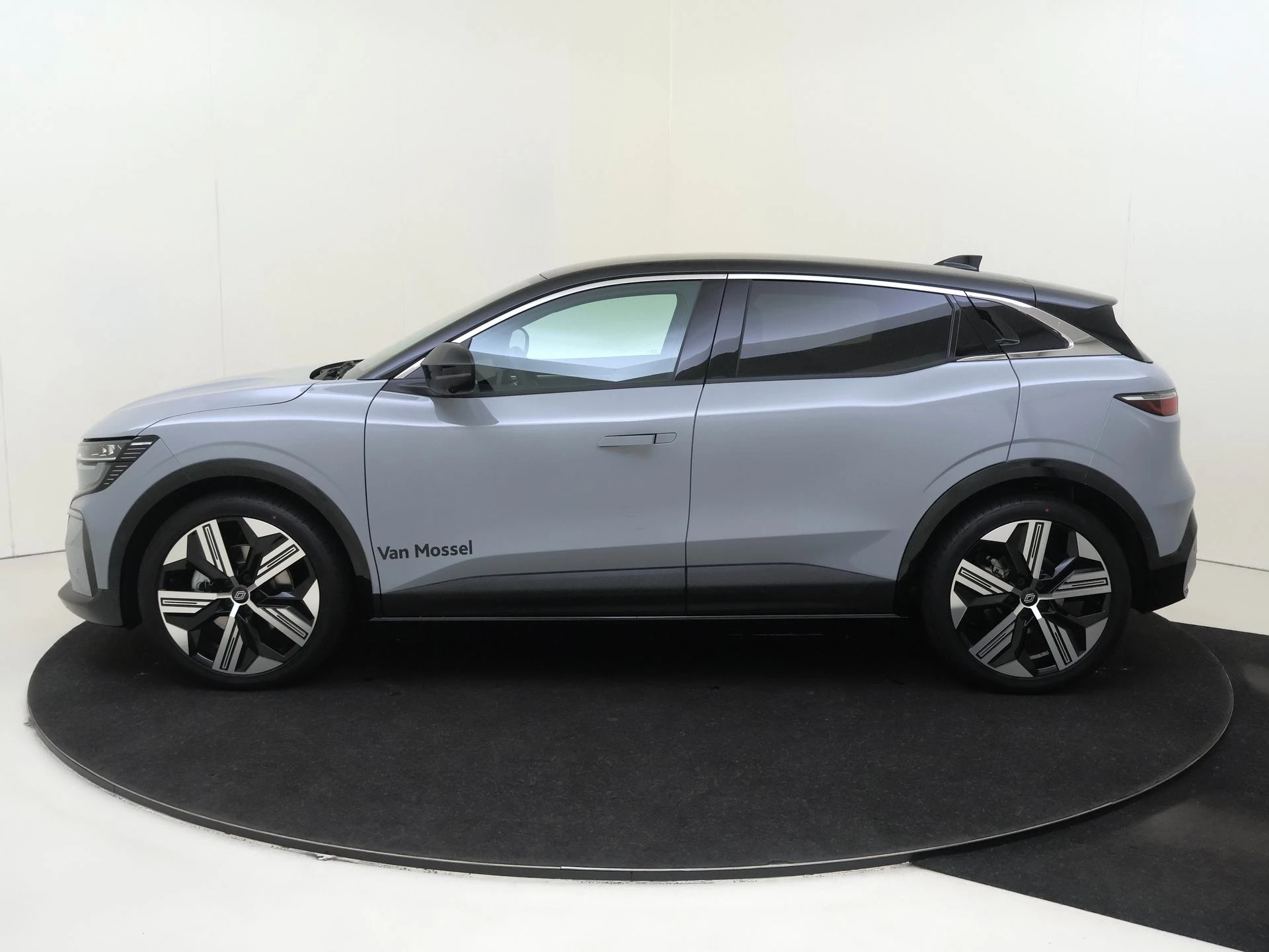 Renault-Megane E-Tech-image-7