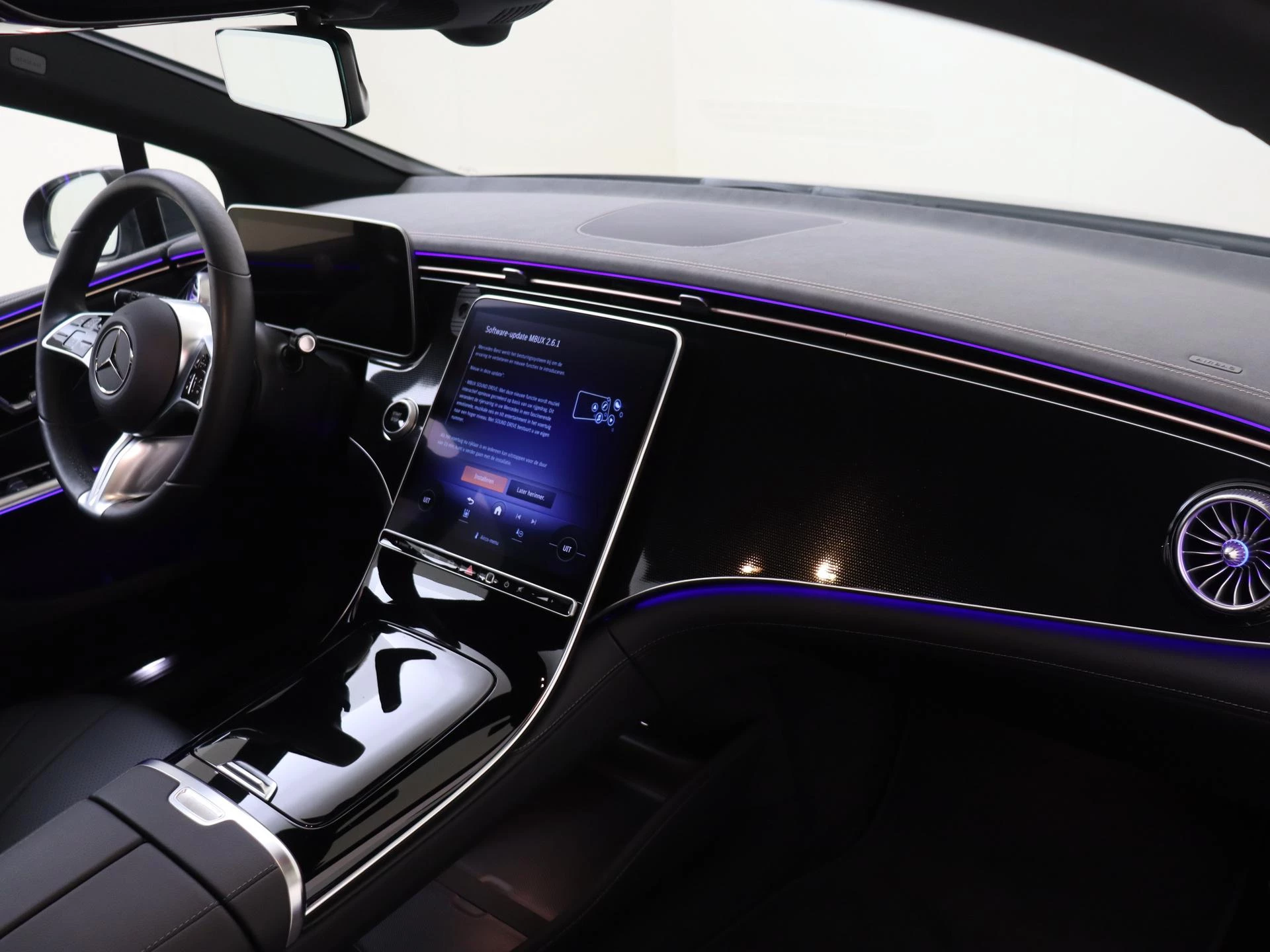 Mercedes-Benz-EQE-image-9