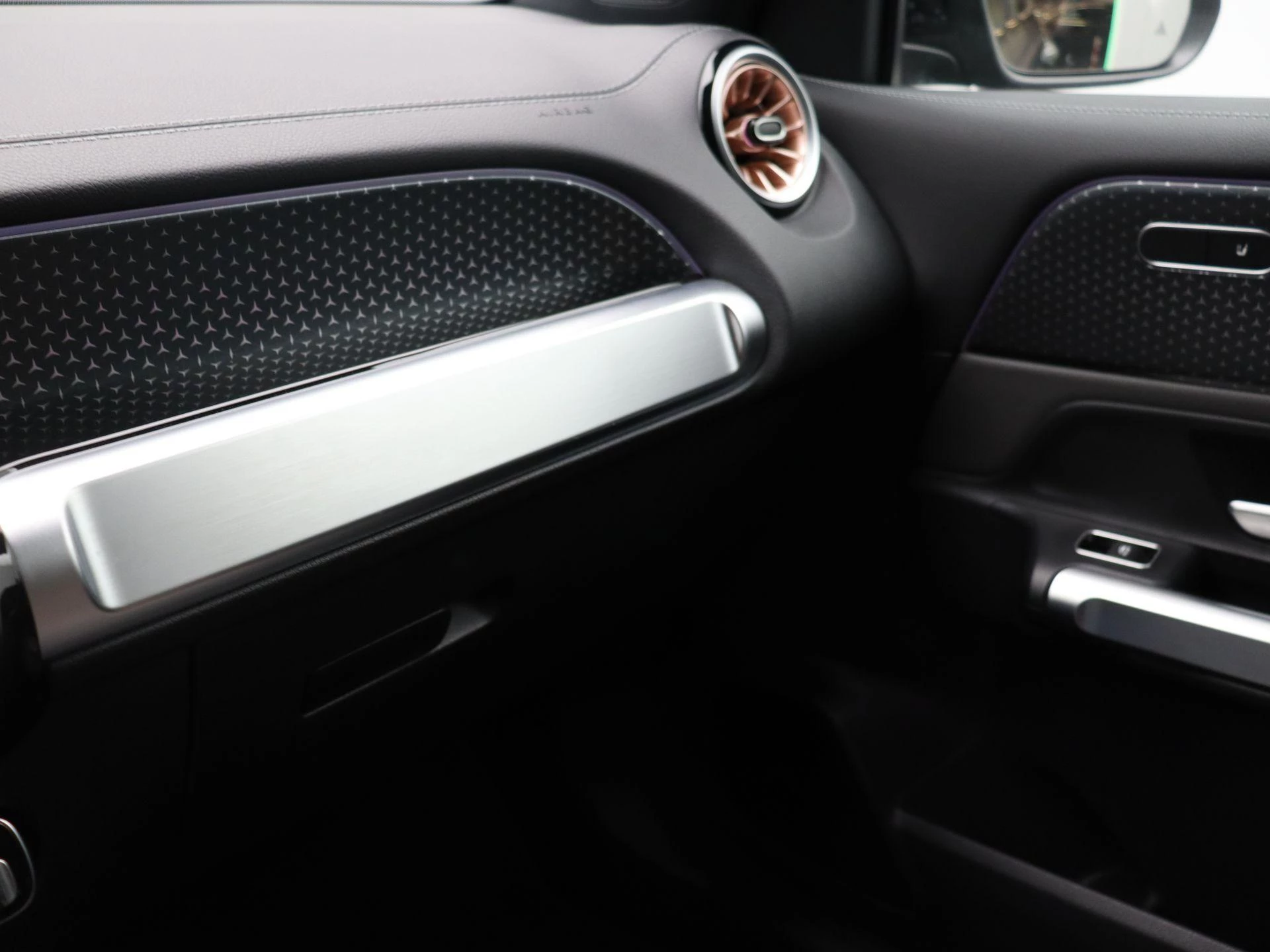 Mercedes-Benz-EQB-image-12