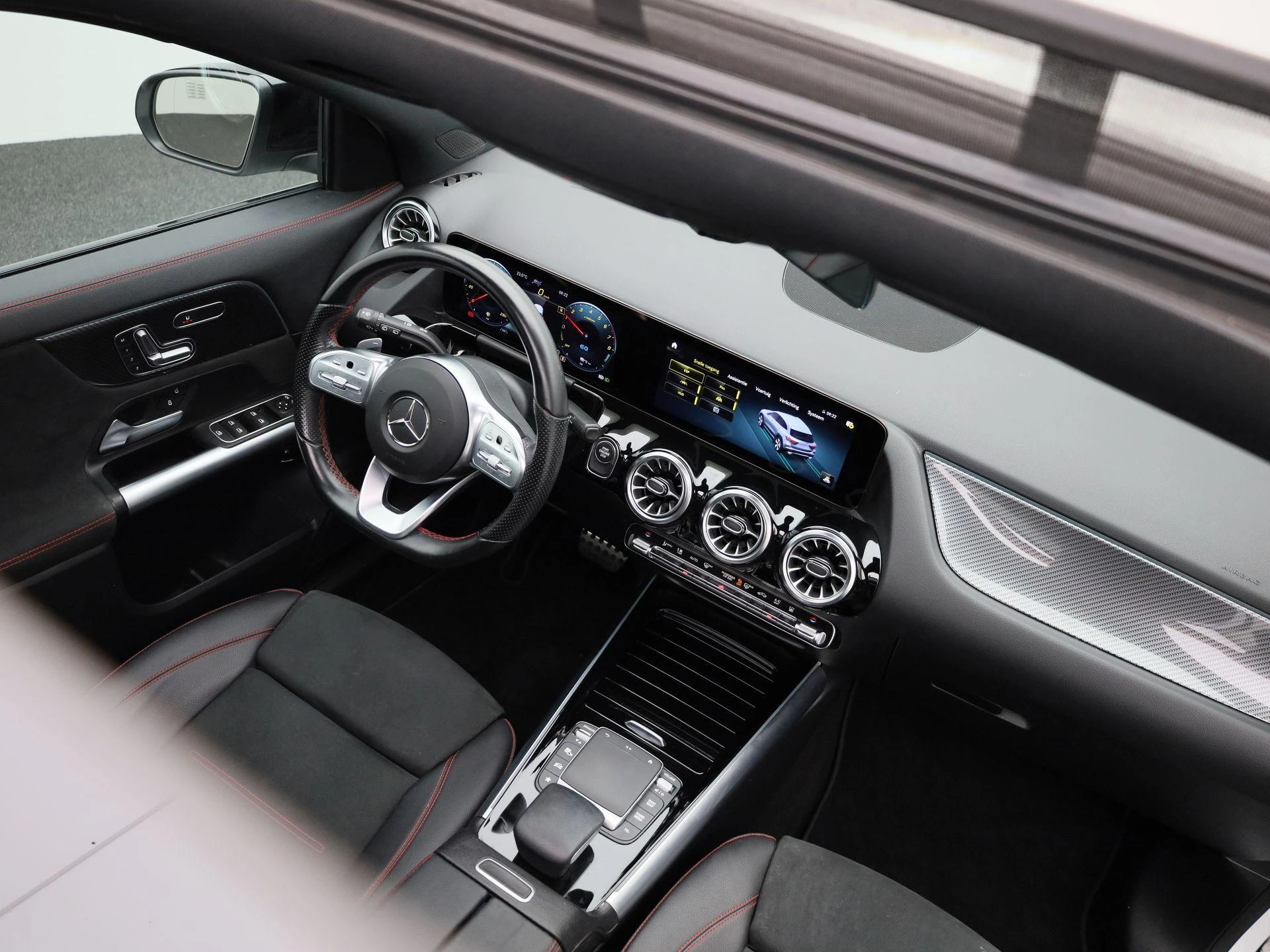Mercedes-Benz-GLA-image-37