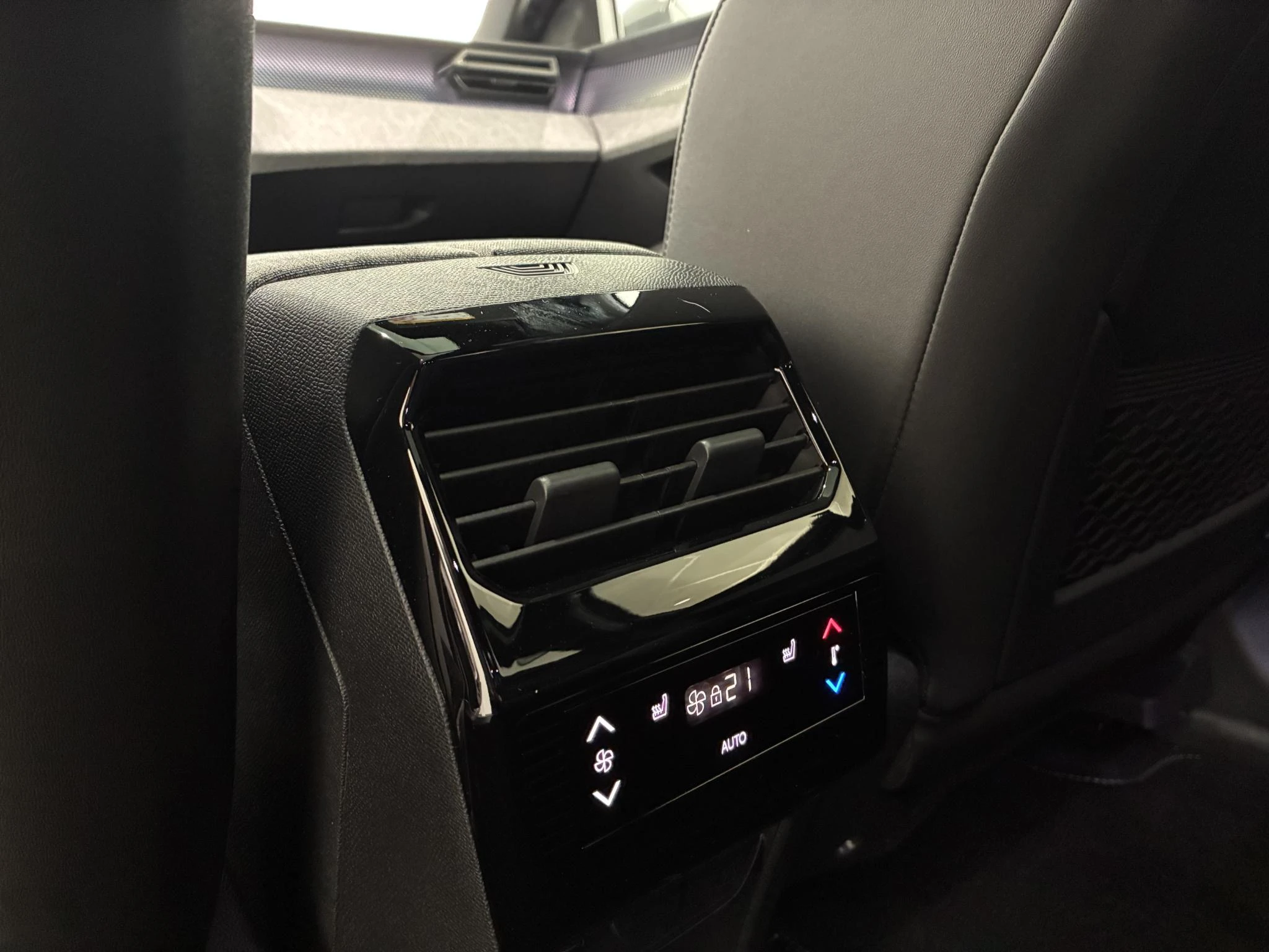 Peugeot-e-5008-image-18
