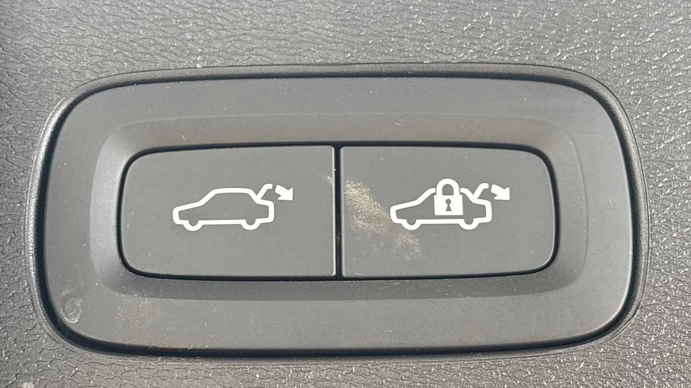 Volvo XC60 T6 AWD PHEV Electric/Petrol Plus Dark