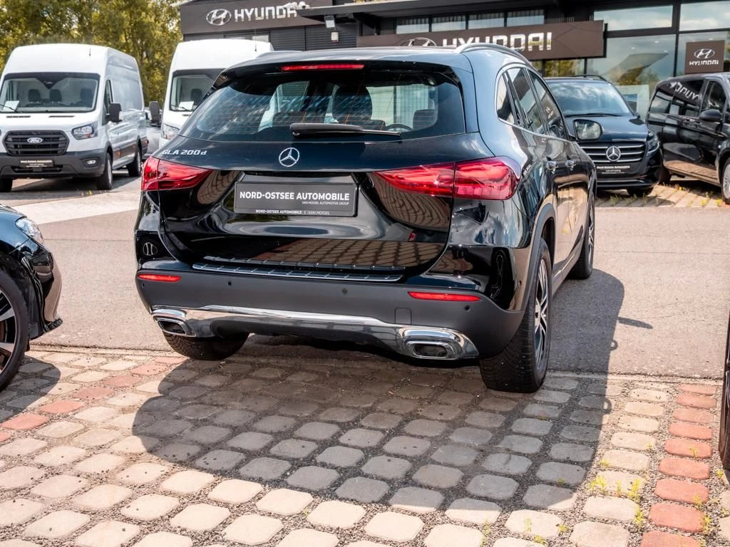 Mercedes-Benz-GLA 200 d-image-5